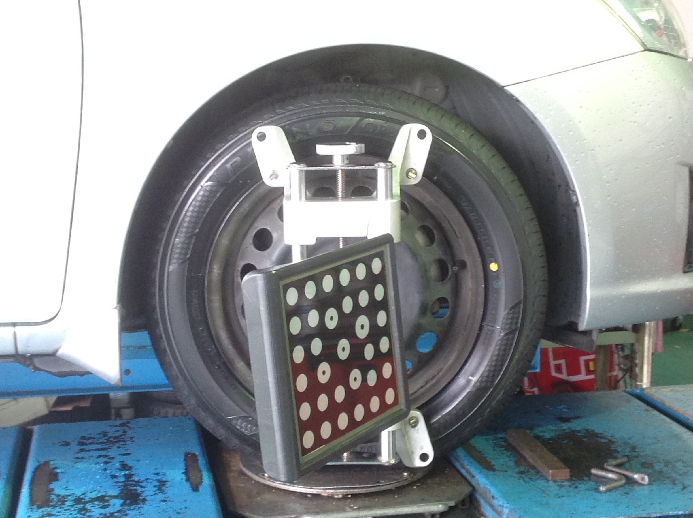 鉄ちんホイールは、カバー外して行います。