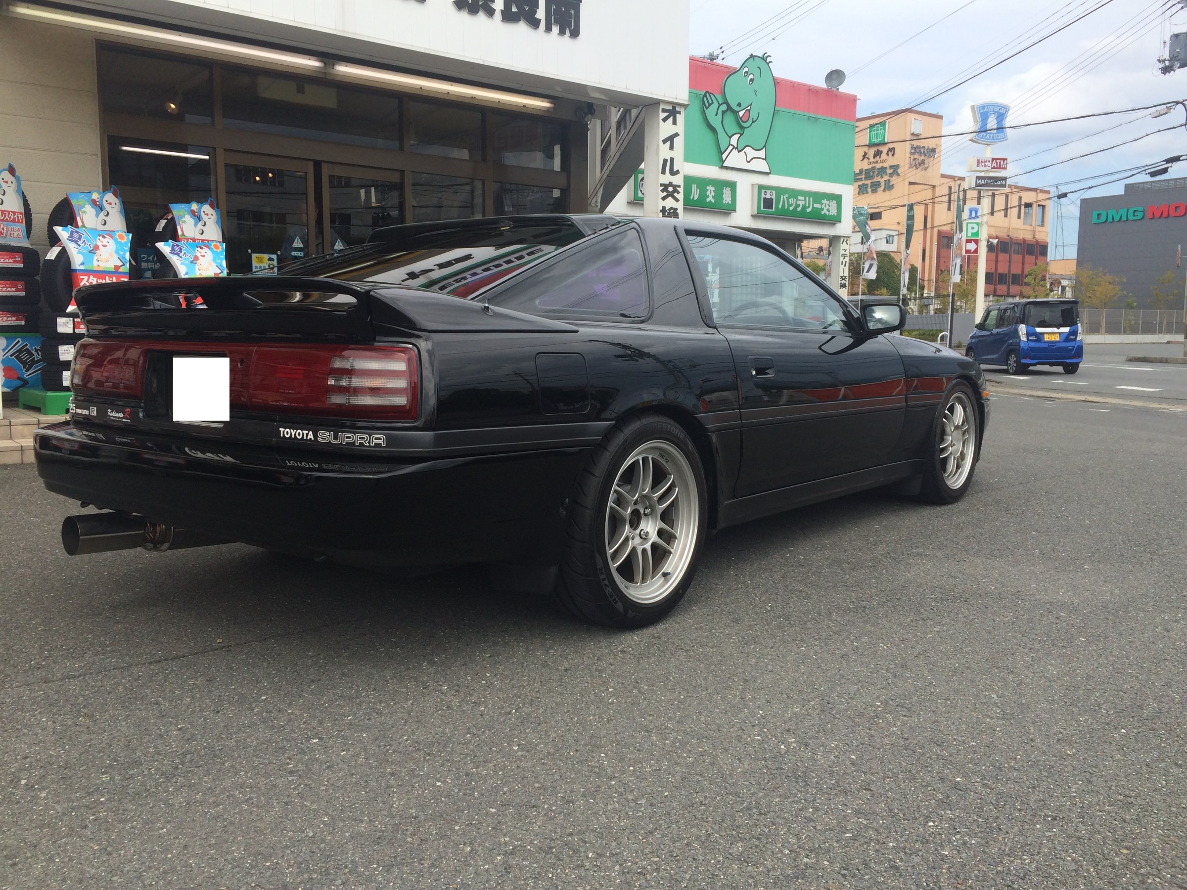 Jza70 スープラ タイヤ交換 トヨタ スープラ タイヤ タイヤ ホイール関連 タイヤ ホイール交換 サービス事例 タイヤ館 奈良南 奈良県のタイヤからはじまる トータルカーメンテナンス タイヤ館グループ