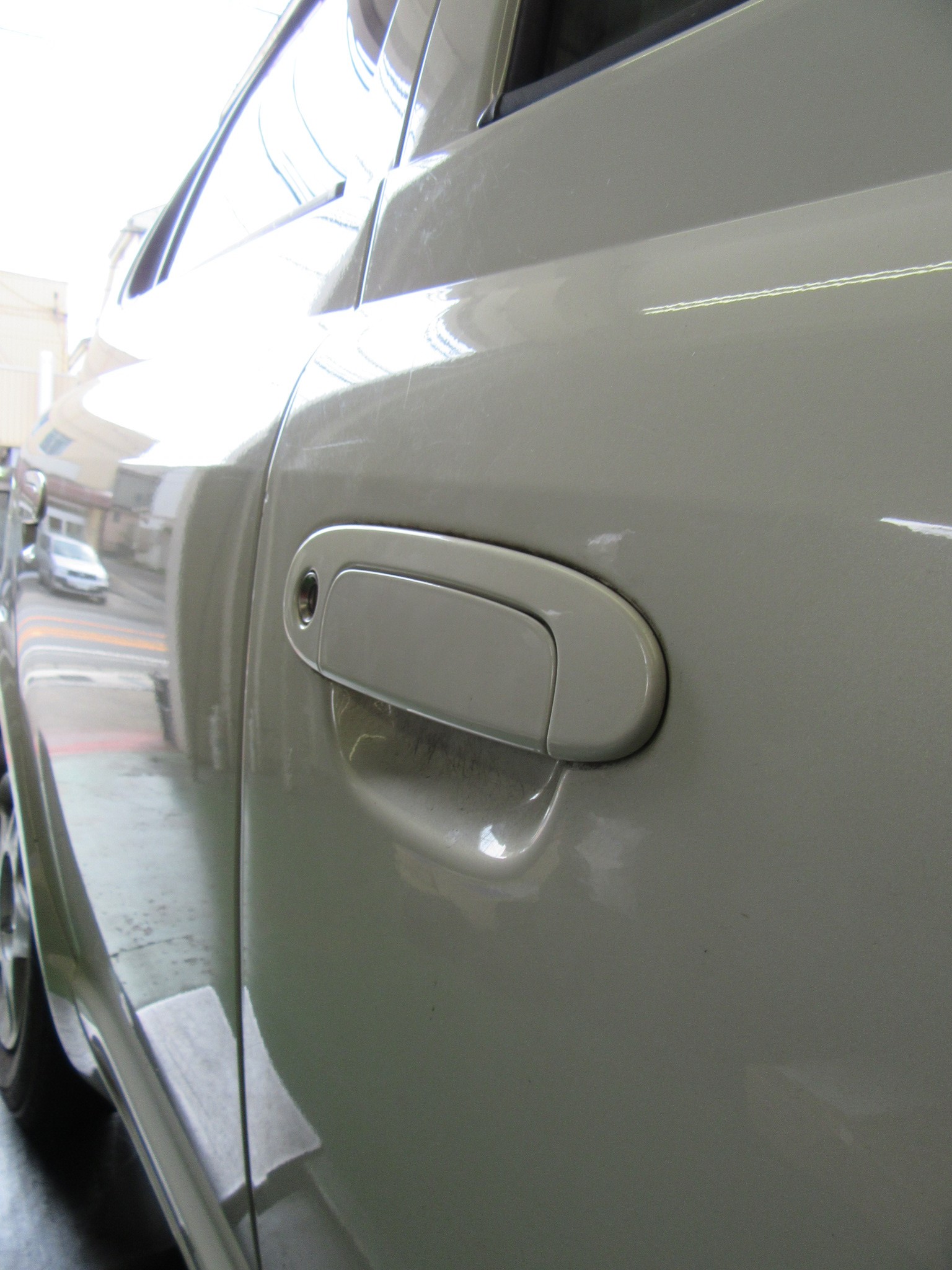 ヴィッツ ドアノブ交換 トヨタ ヴィッツ その他 その他 関東運輸局長認証工場 自動車整備 点検 修理 ができます エンジン不良 オイル漏れ ラジエーター オルタネーター ベルト ブレーキ周り ブッシュ その他各種部品交換が可能です 法定１２か月点検も随時
