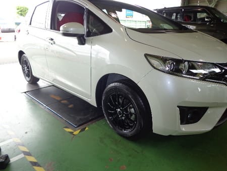 ホンダ フィット アルミホイール取り付け サービス事例 タイヤ館 スズカ 愛知県 三重県のタイヤ カー用品ショップ タイヤからはじまる トータルカーメンテナンス タイヤ館グループ
