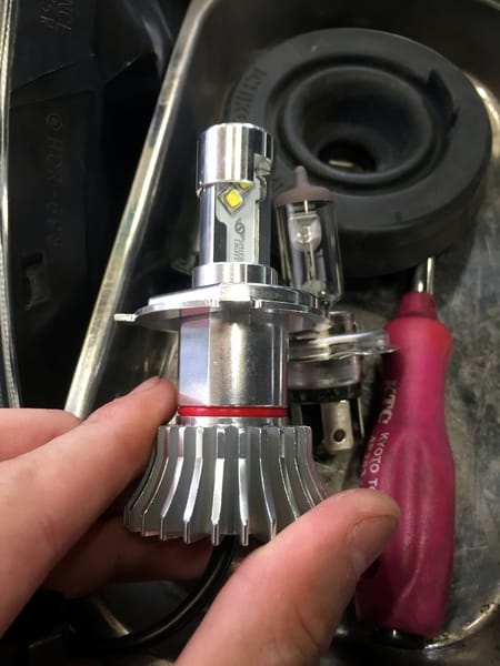 日産 ｔ31エクストレイル ｌｅｄヘッドライト フォグランプ交換です 日産 エクストレイル その他 パーツ取付 各種用品取付 サービス事例 タイヤ館 土浦北インター 茨城県のタイヤ カー用品ショップ タイヤからはじまる トータルカーメンテナンス タイヤ館