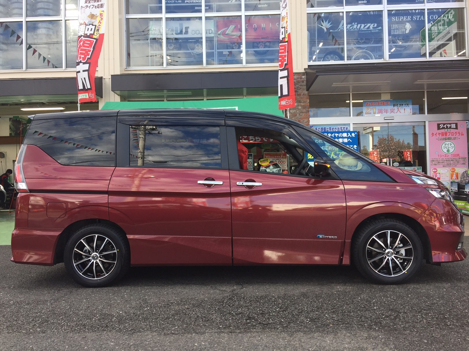 ニッサン ＧＣ２７・セレナ】タイヤホイール取付のご紹介です。 | 日産