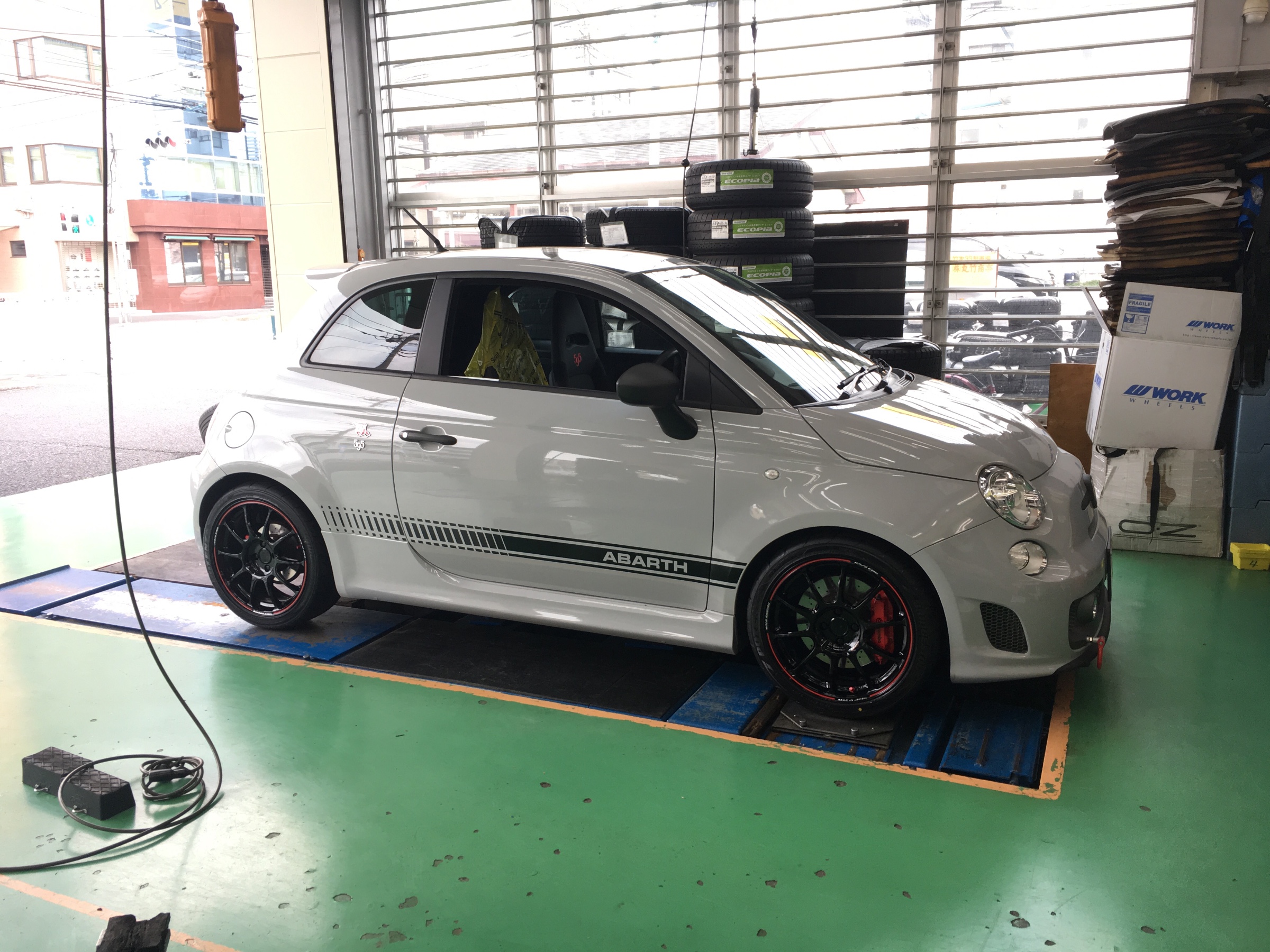 美品 アバルトABARTH タイヤホイールセットRAYS ZE40 4本 595