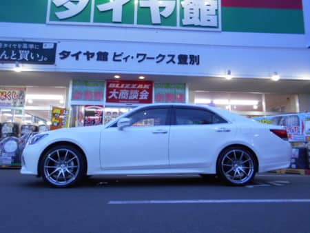 クラウンアスリート インチタイヤホイール装着 サービス事例 タイヤ館 ビィ ワークス登別 タイヤからはじまる トータルカーメンテナンス タイヤ館グループ