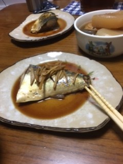 夕飯は真サバの煮付け、炊き込み、大根の煮物です。