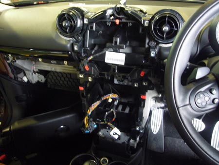 Bmwミニにサイバーナビ取付 サービス事例 タイヤ館 横手 秋田県のタイヤ カー用品ショップ タイヤからはじまる トータルカーメンテナンス タイヤ館グループ