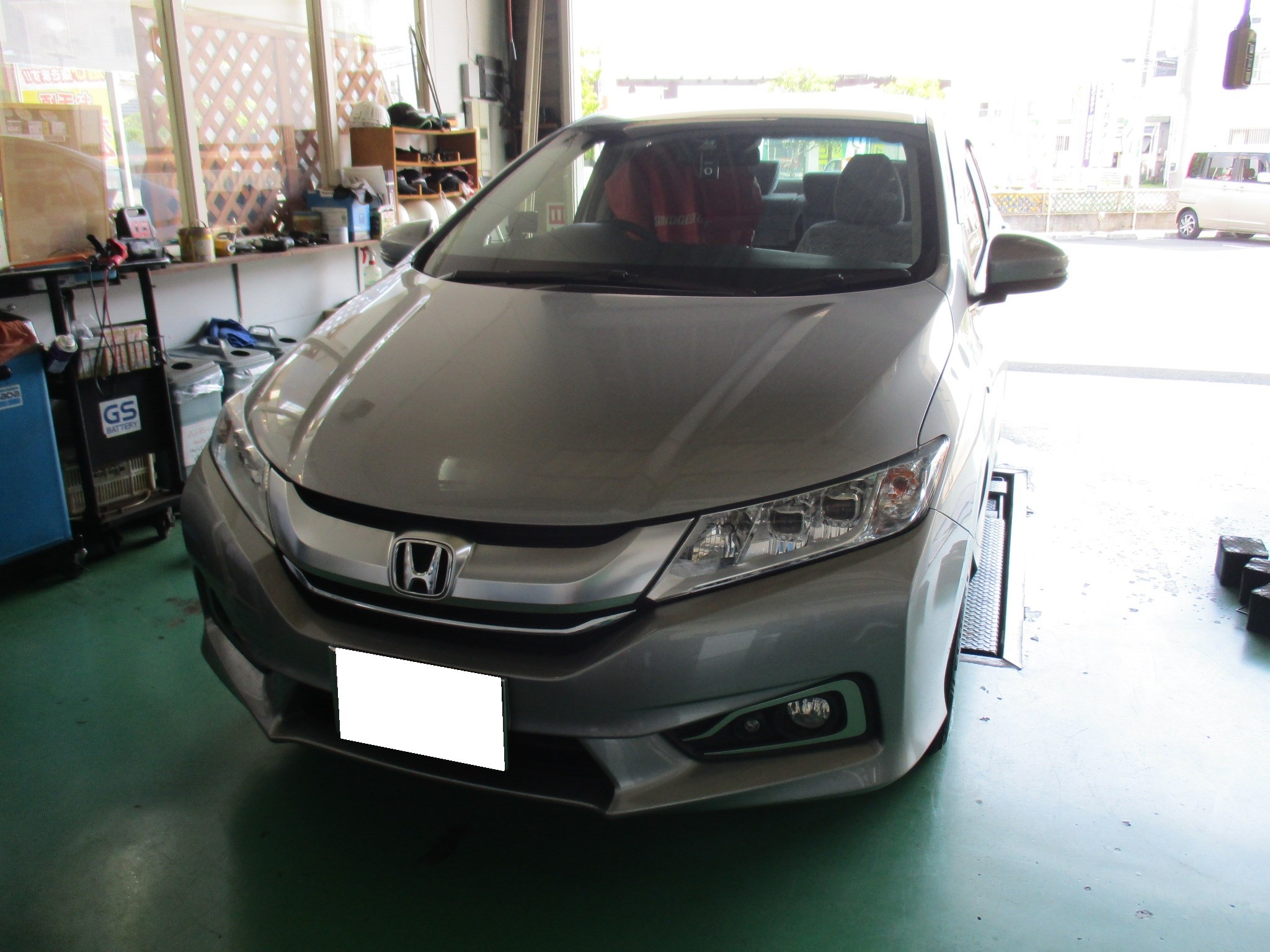 ホンダ グレイス タイヤ交換です ホンダ グレイス タイヤ 作業紹介 タイヤ館 茅ケ崎 神奈川県のタイヤ カー用品ショップ タイヤからはじまる トータルカーメンテナンス タイヤ館グループ