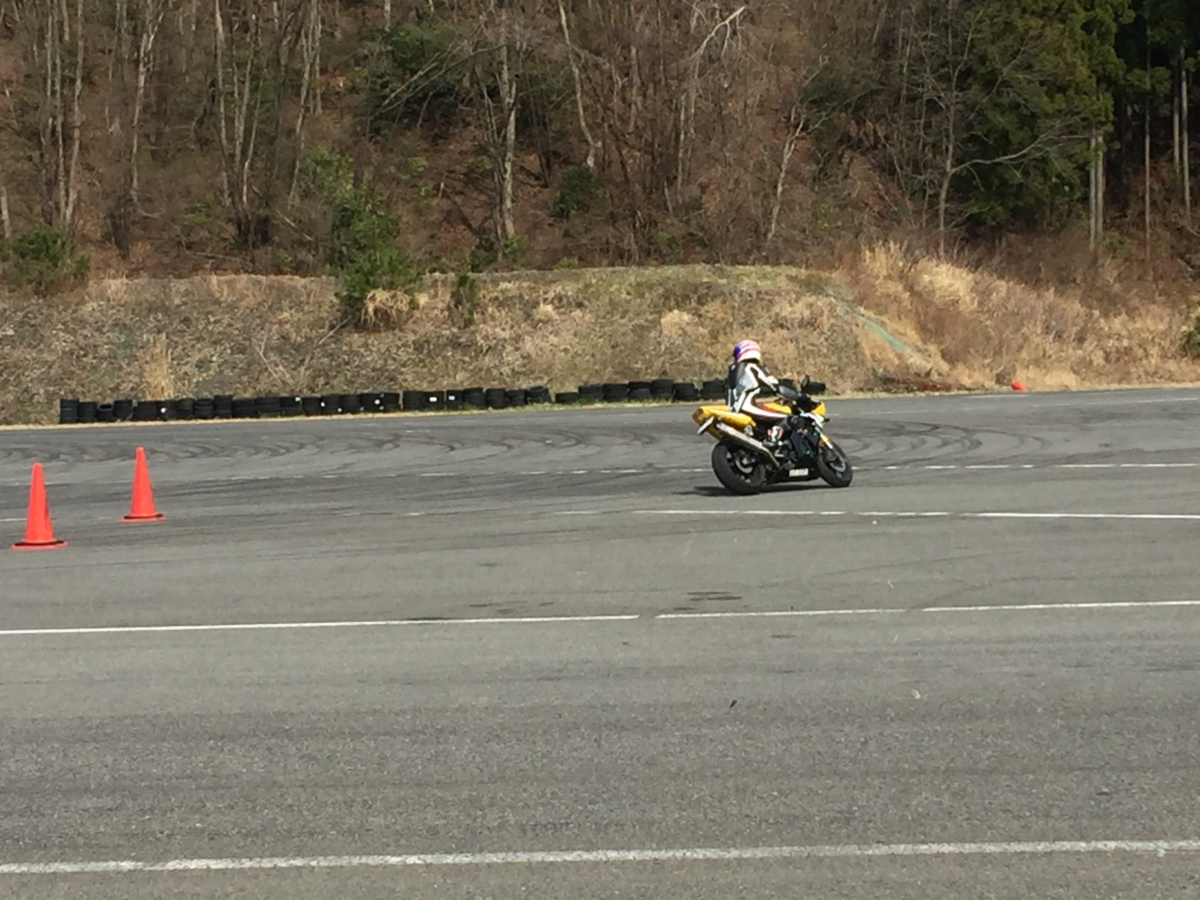 この画像はパイロンで遊んでるところです。笑