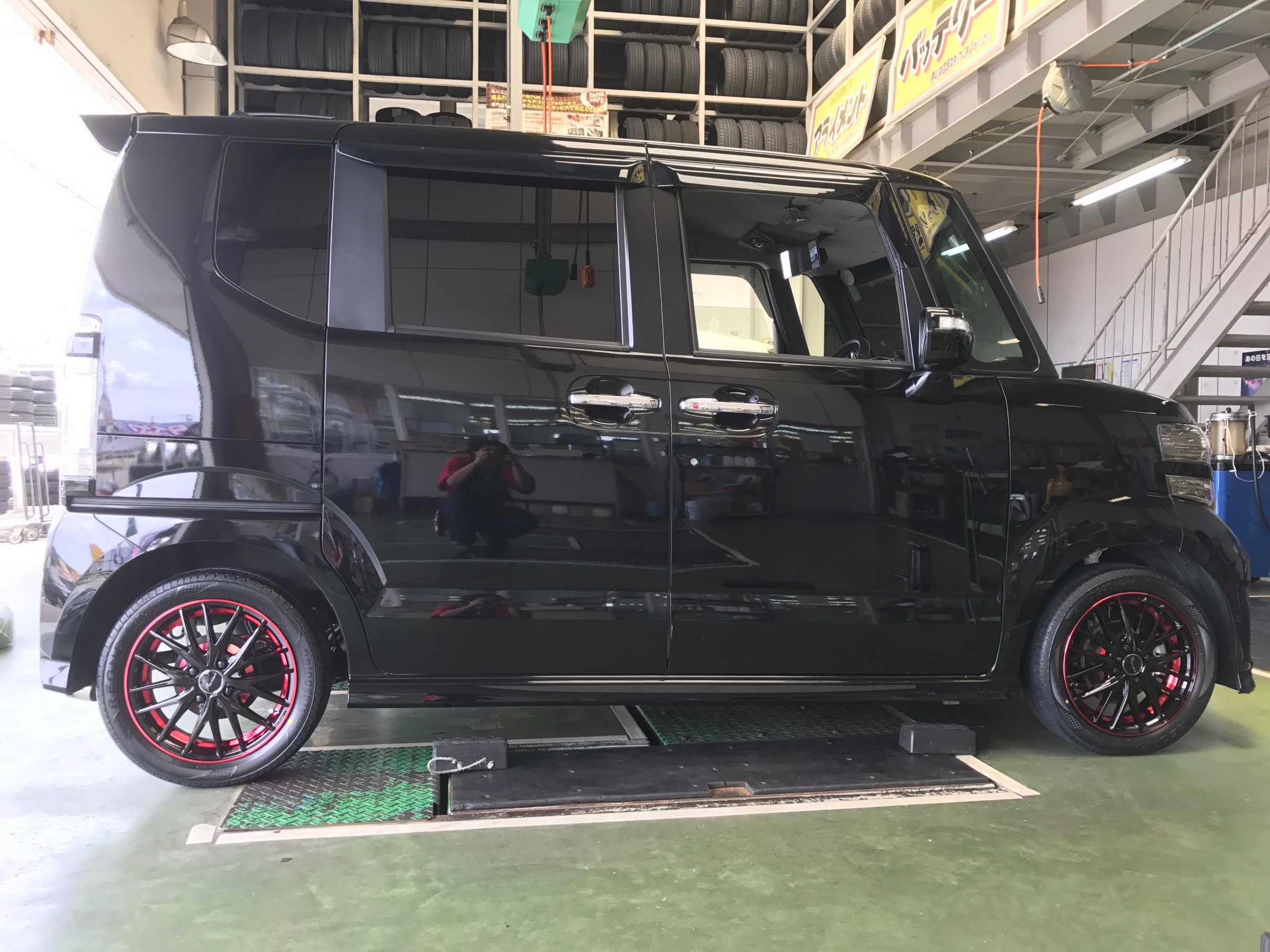 赤いラインがいい感じ ホンダ N Box ホイール サービス事例 タイヤ館 宗像 タイヤからはじまる トータルカーメンテナンス タイヤ館グループ