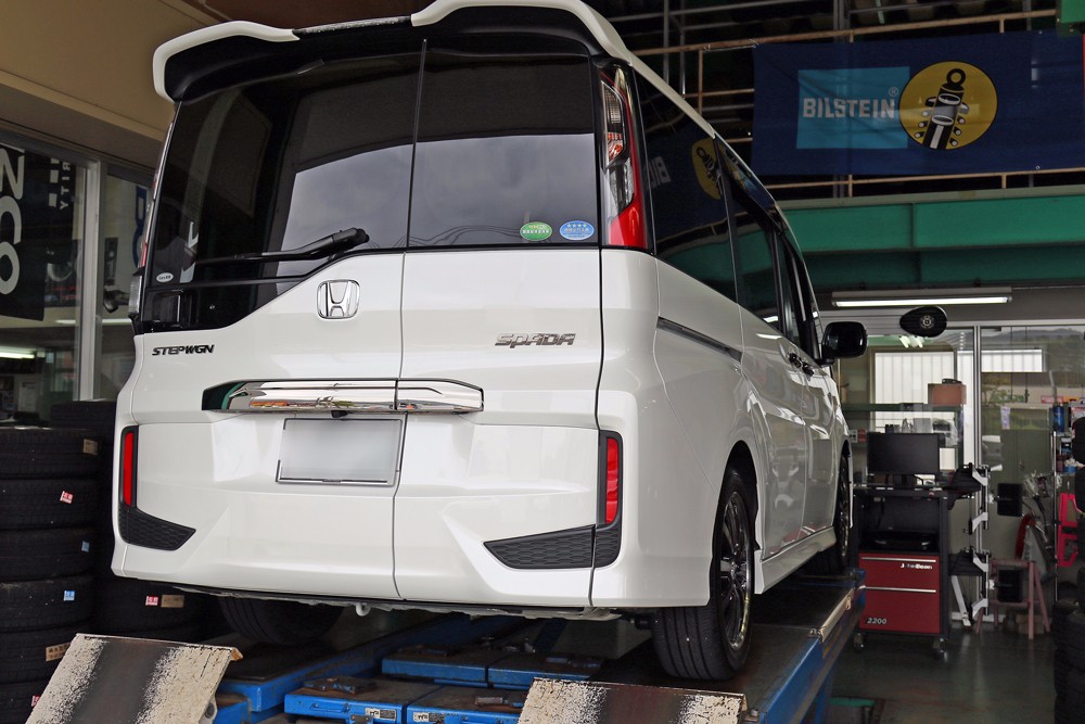 ステップワゴンスパーダ Rp3 に Hks リーガマックスプレミアム マフラーお取り付け ホンダ ステップワゴン その他 パーツ取付 マフラー類メーター類取付 サービス事例 タイヤ館 敦賀 石川県 福井県のタイヤ カー用品ショップ タイヤからはじまる トータル