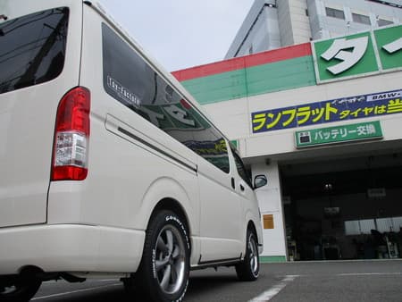 200系ハイエース MLJスラストシックス2装着。 | 店舗おススメ