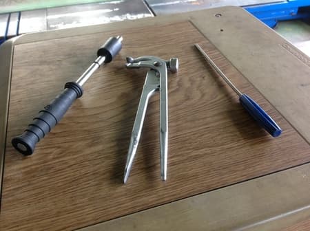 タイヤ交換の工具たち サービス事例 タイヤ館 幕張 千葉県のタイヤ カー用品ショップ タイヤからはじまる トータルカーメンテナンス タイヤ 館グループ