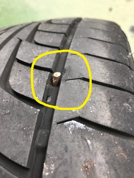 後部タイヤが、パンクしています。 先日、教習中に弊社教習車の左側の後ろタイヤに平ビスが刺さって