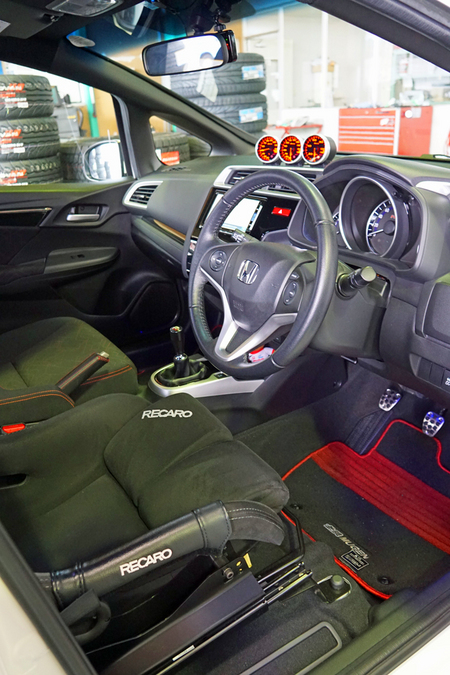 Fit Rs Gk5 に スプーン カーボンボンネット お取り付け ホンダ フィット その他 外装 内装取付 エアロ取付 サービス事例 タイヤ館 敦賀 石川県 福井県のタイヤ カー用品ショップ タイヤからはじまる トータルカーメンテナンス タイヤ館グループ