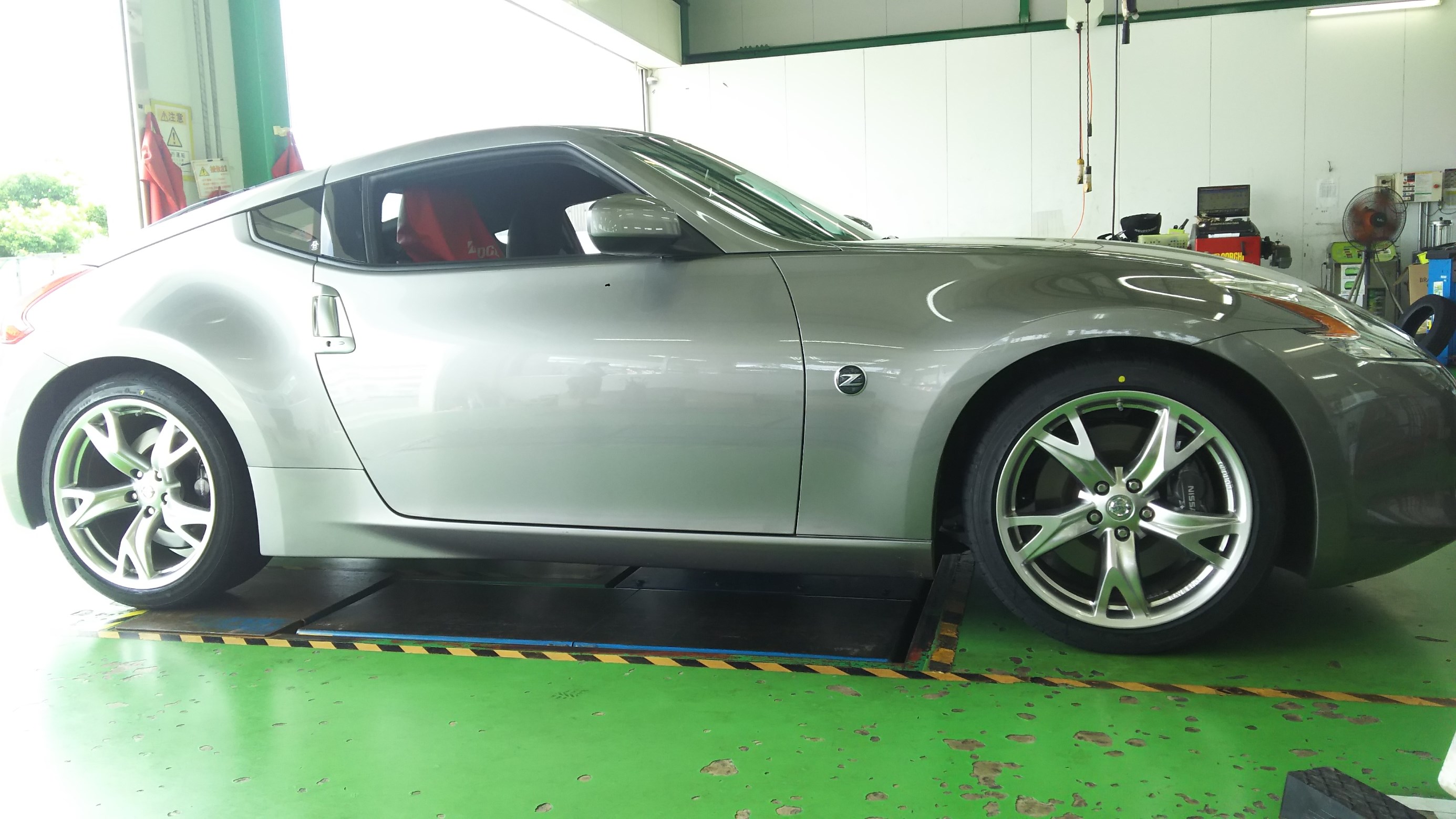 フェアレディZ Z34 タイヤ交換＆アライメント | 店舗おススメ情報