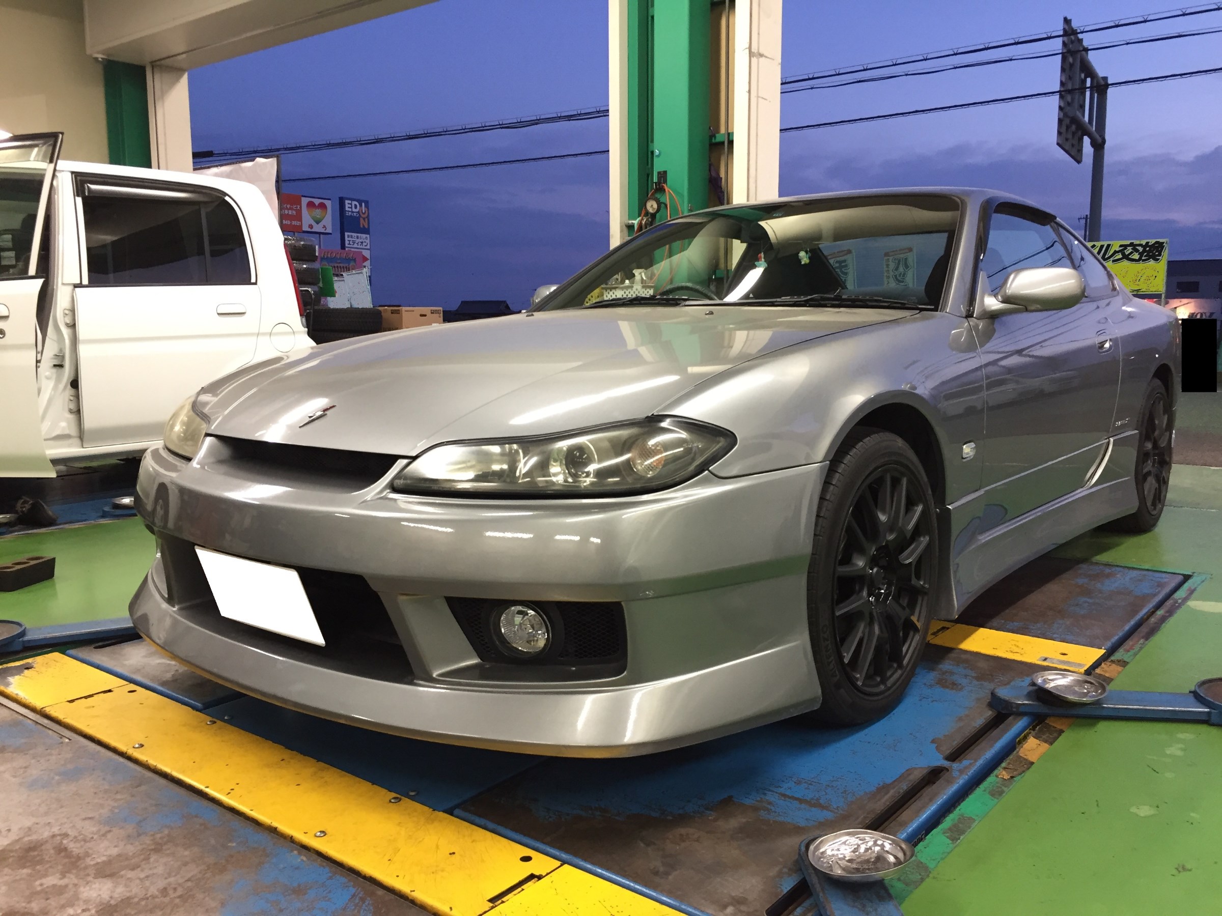 シルビア ｓ１５ ガラス交換のご依頼です 日産 シルビア その他 パーツ取付 各種用品取付 スタッフ日記 タイヤ館 土山 タイヤからはじまる トータルカーメンテナンス タイヤ館グループ