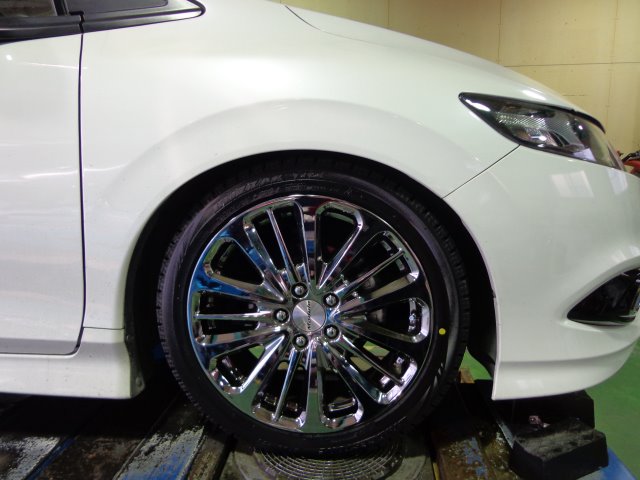ホンダ ジェイド タイヤ交換作業 ホンダ ジェイド タイヤ タイヤ ホイール関連 タイヤ ホイール交換 サービス事例 タイヤ館 香流 愛知県 三重県のタイヤ カー用品ショップ タイヤからはじまる トータルカーメンテナンス タイヤ館グループ