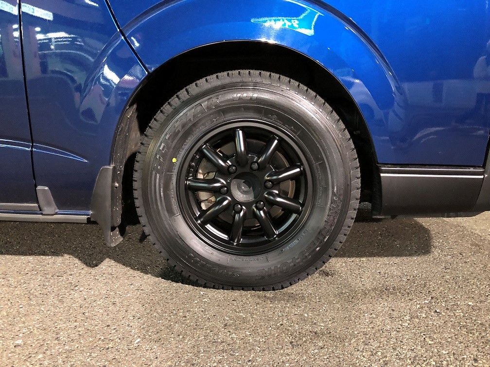 レトロ調にカスタムされたハイエースにスタッドレス トヨタ ハイエース ホイール サービス事例 タイヤ館 磯子 神奈川県のタイヤ カー用品ショップ タイヤからはじまる トータルカーメンテナンス タイヤ館グループ