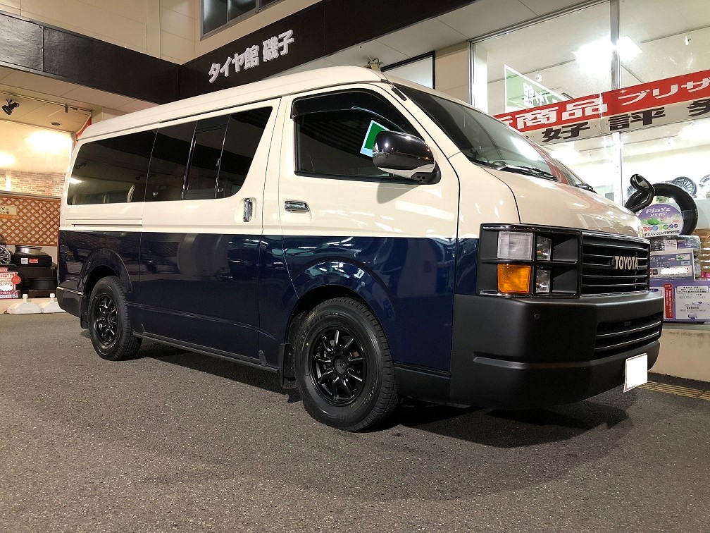 レトロ調にカスタムされたハイエースにスタッドレス トヨタ ハイエース ホイール サービス事例 タイヤ館 磯子 神奈川県のタイヤ カー用品ショップ タイヤからはじまる トータルカーメンテナンス タイヤ館グループ