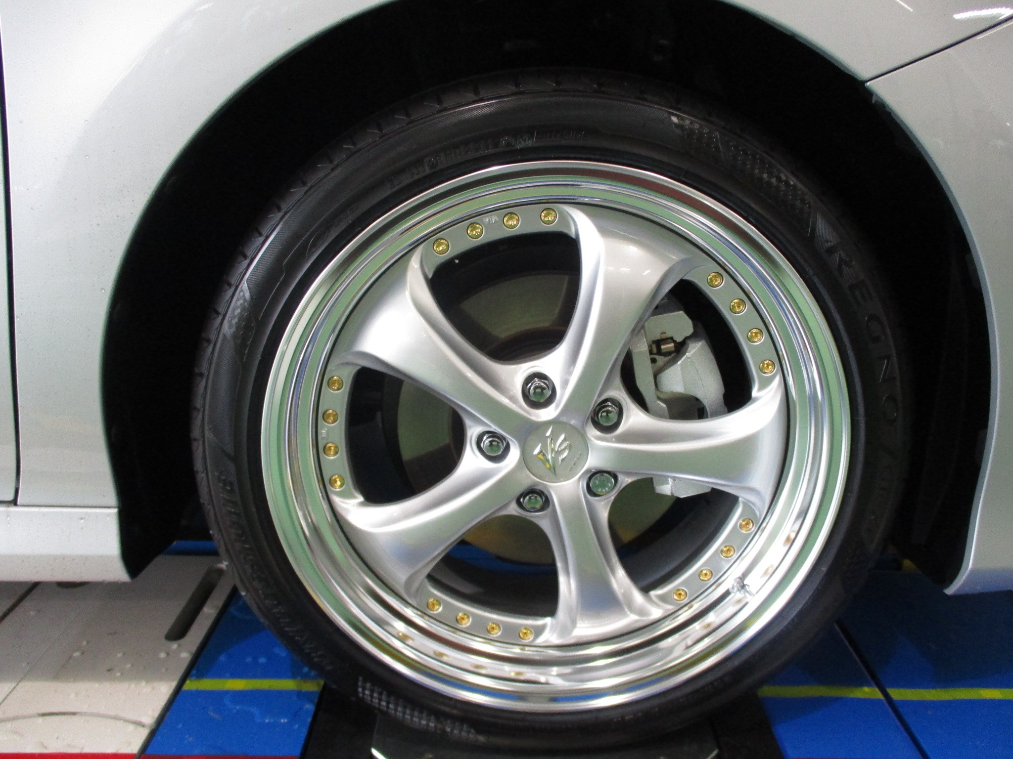 トヨタ・AXVH70 カムリ】タイヤ＆ホイール交換・アライメント調整作業
