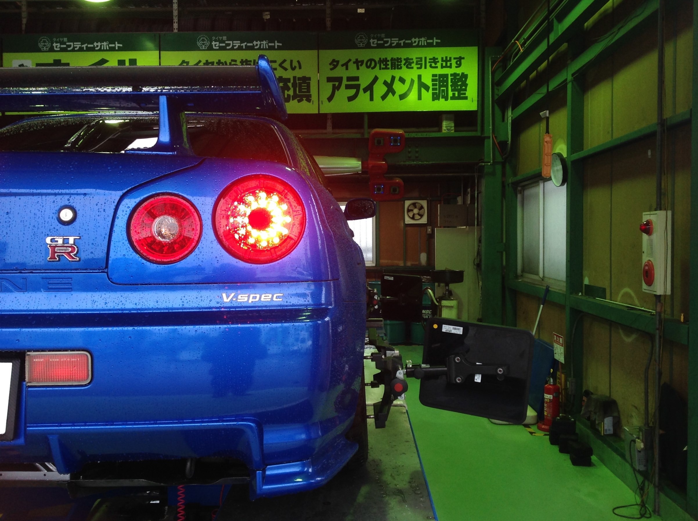 スカイラインr34 Gt R オイル交換 アライメント測定中です 日産 スカイライン その他 タイヤ ホイール関連 4輪トータルアライメント調整 スタッフ日記 タイヤ館 堺北 大阪府 和歌山県のタイヤからはじまる トータルカーメンテナンス タイヤ館グループ