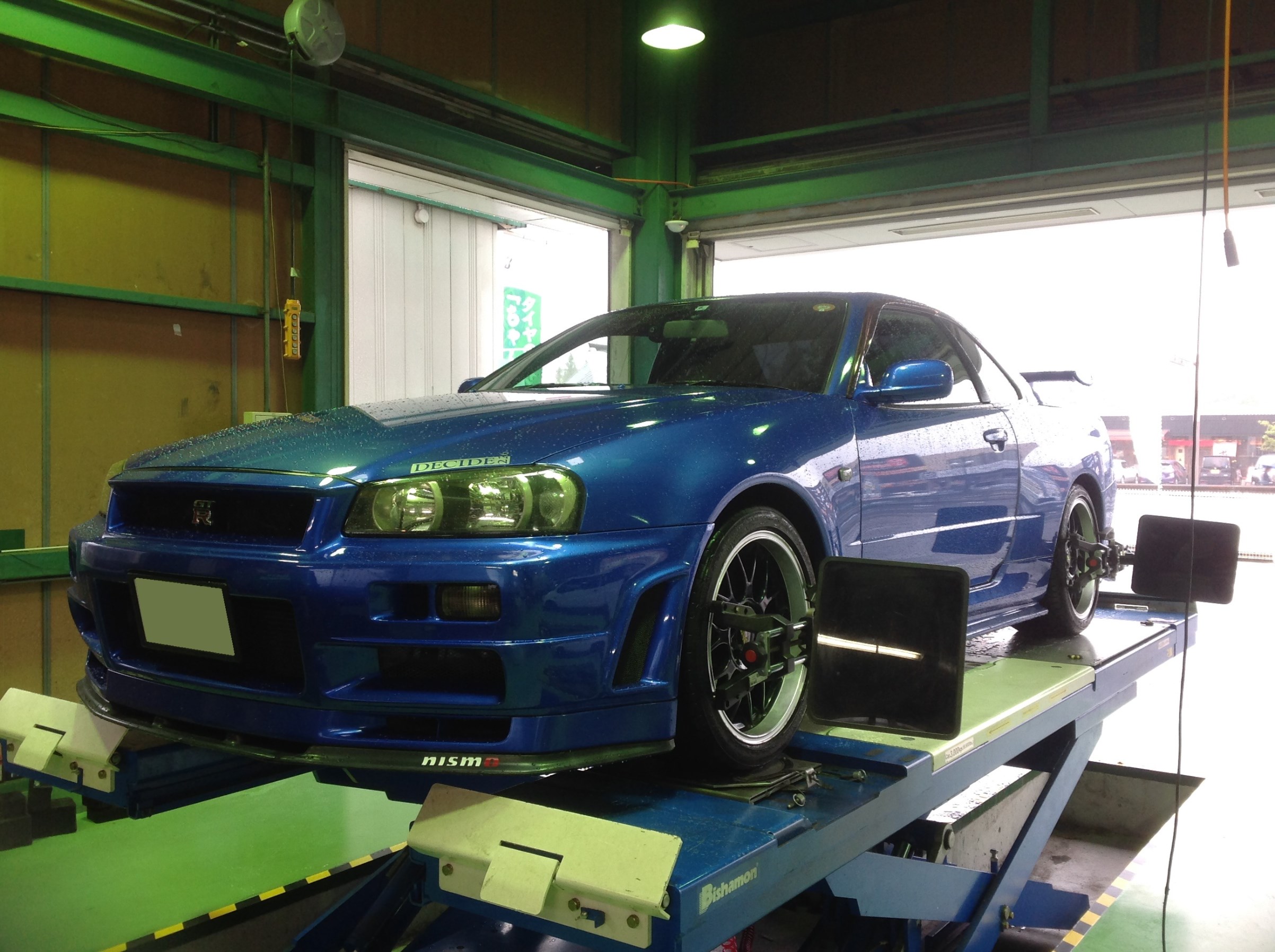 スカイラインr34 Gt R オイル交換 アライメント測定中です 日産 スカイライン その他 タイヤ ホイール関連 4輪トータルアライメント調整 スタッフ日記 タイヤ館 堺北 大阪府 和歌山県のタイヤからはじまる トータルカーメンテナンス タイヤ館グループ