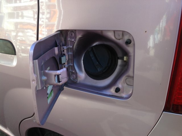 ダイハツ ミラ 給油口が開かない ﾟdﾟ ダイハツ ミラ その他 パーツ取付 各種用品取付 サービス事例 タイヤ館 太宰府 タイヤからはじまる トータルカーメンテナンス タイヤ館グループ