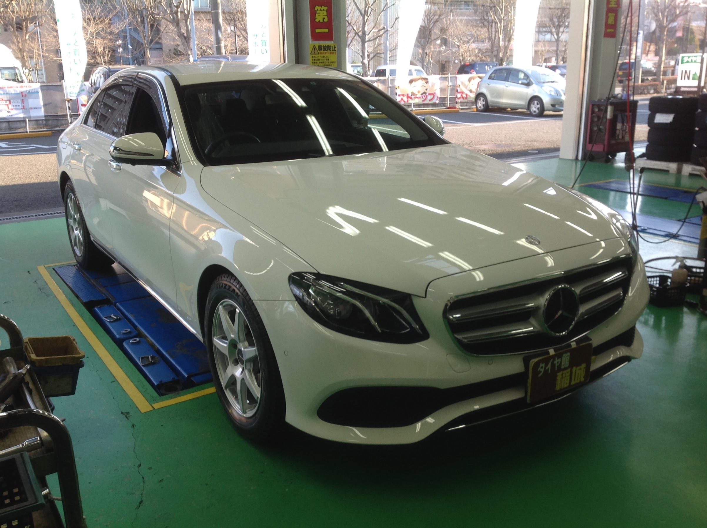 メルセデスベンツ W213 スタッドレスセット取付です♪ | サービス事例