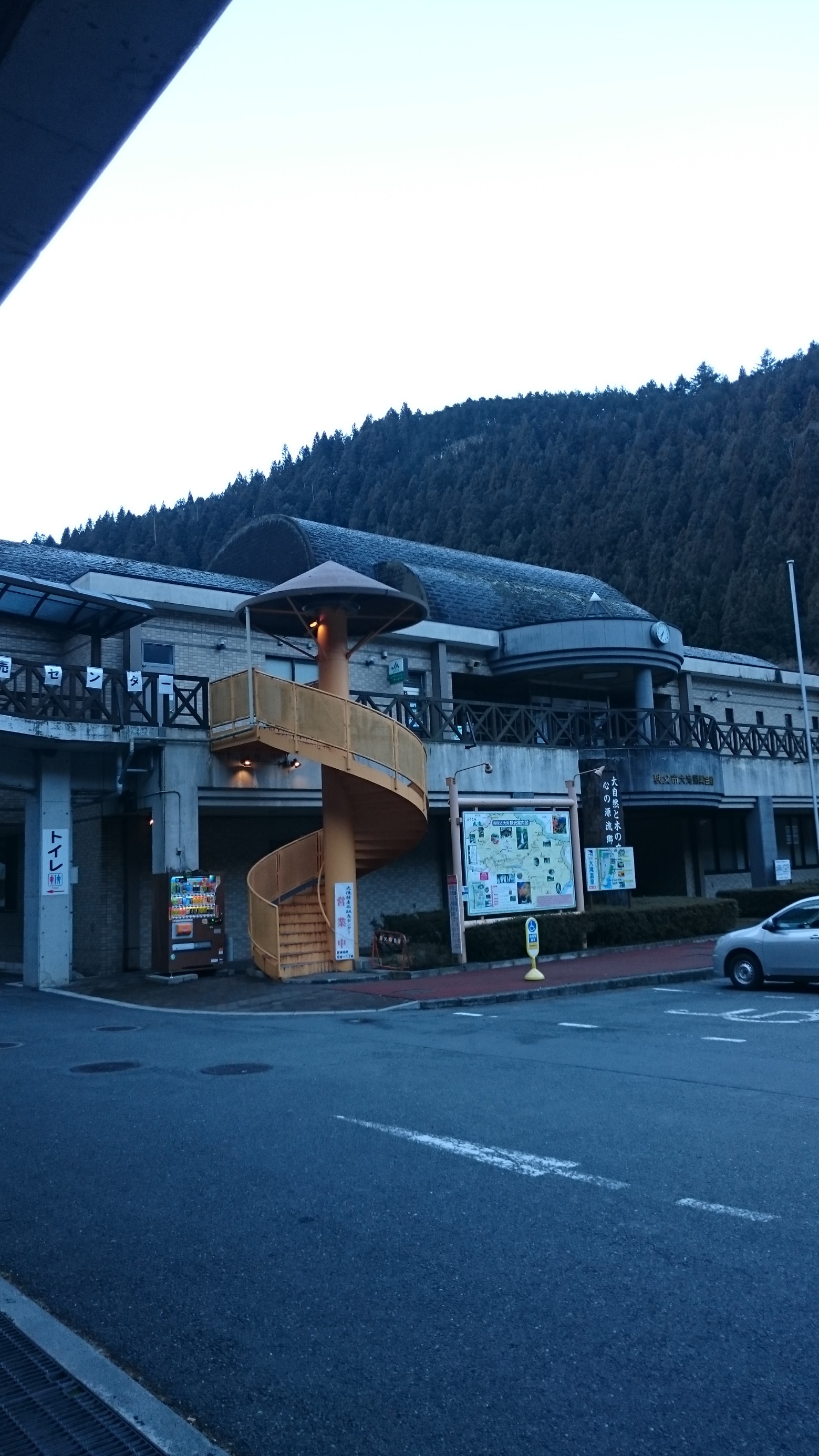 今流行の車中泊 スタッフ日記 タイヤ館 足立 東京都のタイヤ カー用品ショップ タイヤからはじまる トータルカーメンテナンス タイヤ館グループ