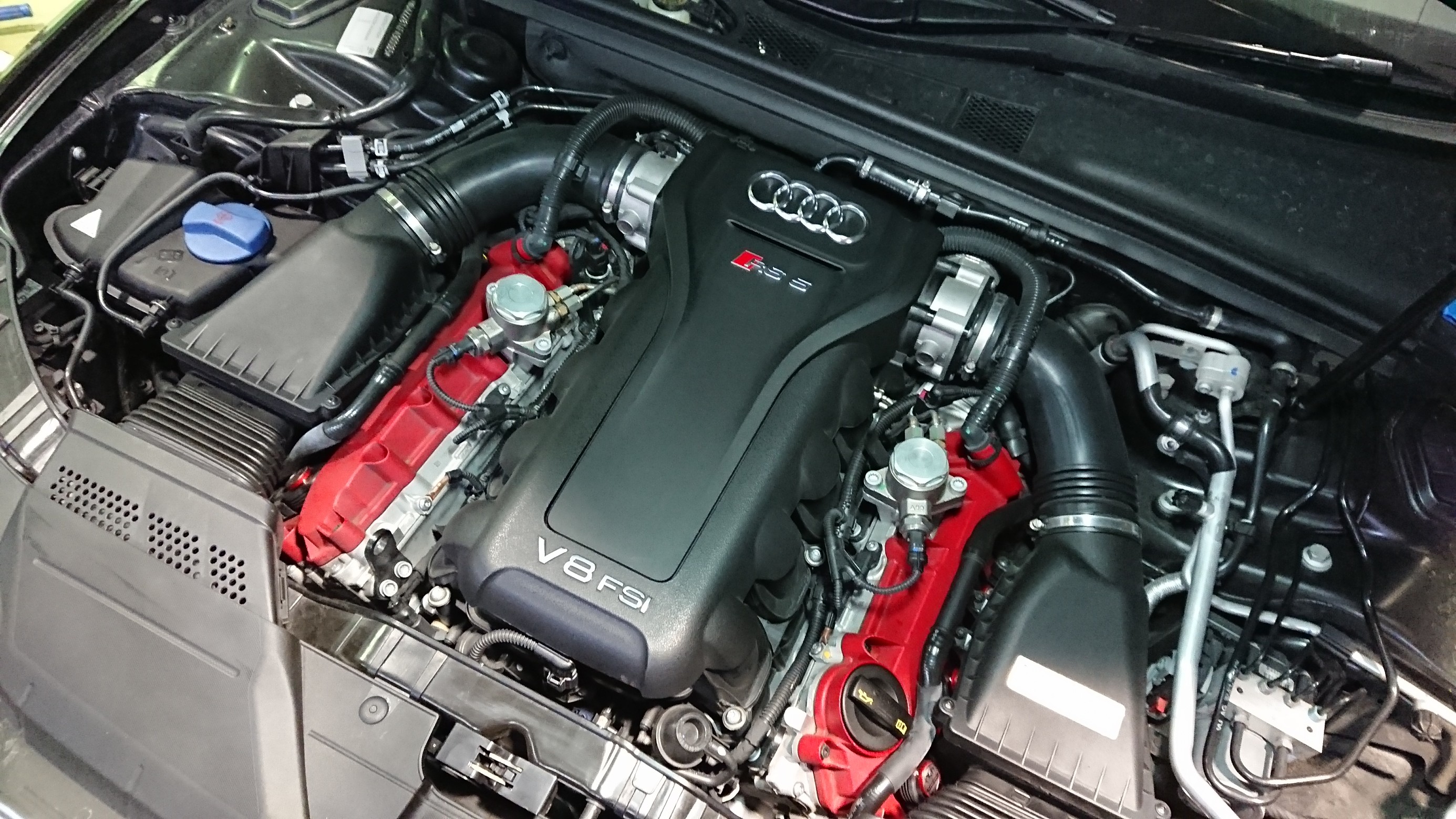 アウディRS5のエンジン オイル交換しました♪(^_^)v | アウディ RS5 メンテナンス商品 オイル関連 > エンジンオイル交換 |  技術サービス施工事例 | タイヤ館 福岡東 | タイヤからはじまる、トータルカーメンテナンス タイヤ館グループ