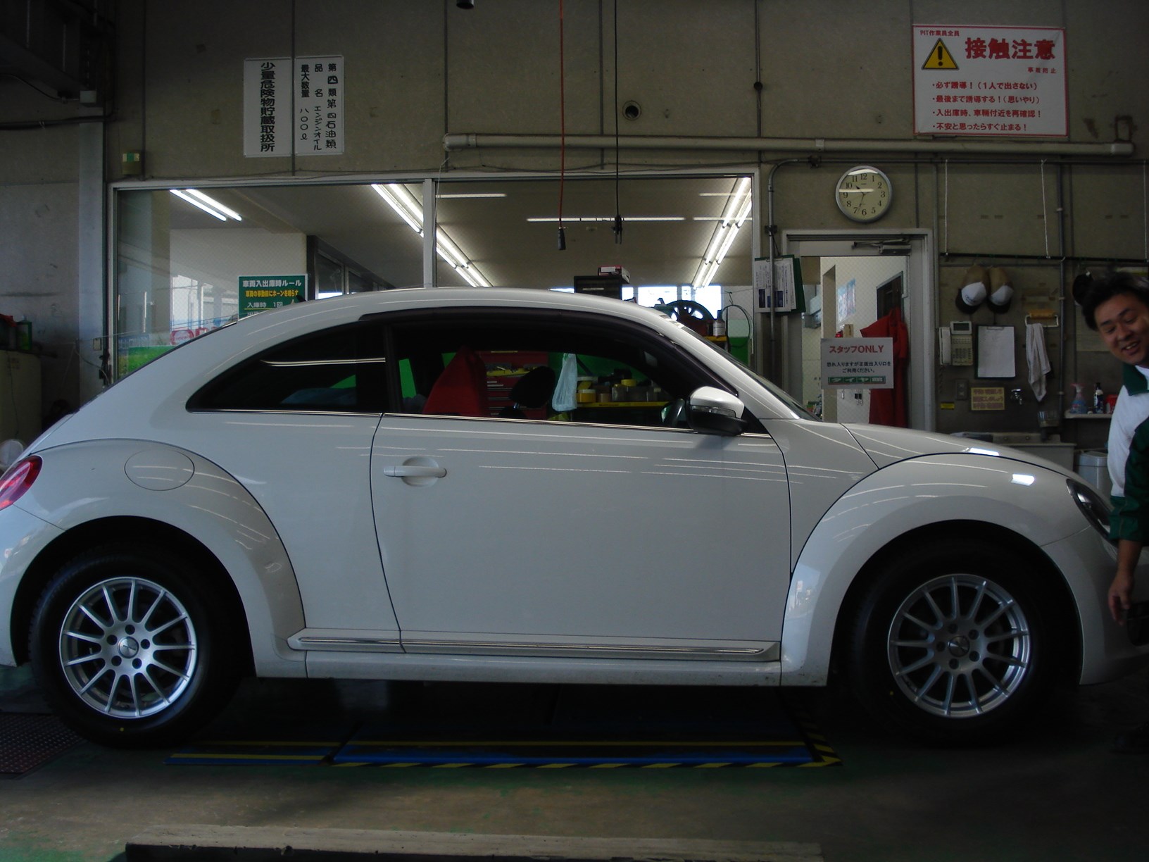 VW THE ビートル】スタッドレス＆ホイールセット取り付け♪ | 店舗お 