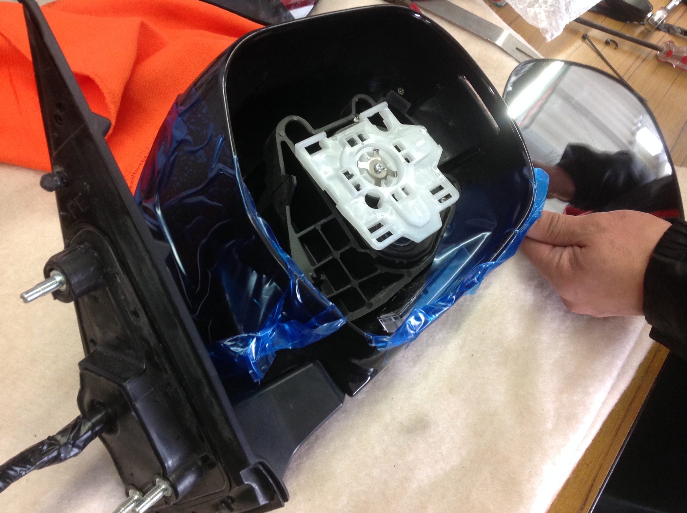 ハイエース ドアミラーヒーター交換 トヨタ ハイエース その他 パーツ取付 各種用品取付 サービス事例 タイヤ館 松任 石川県 福井県のタイヤ カー用品ショップ タイヤからはじまる トータルカーメンテナンス タイヤ館グループ