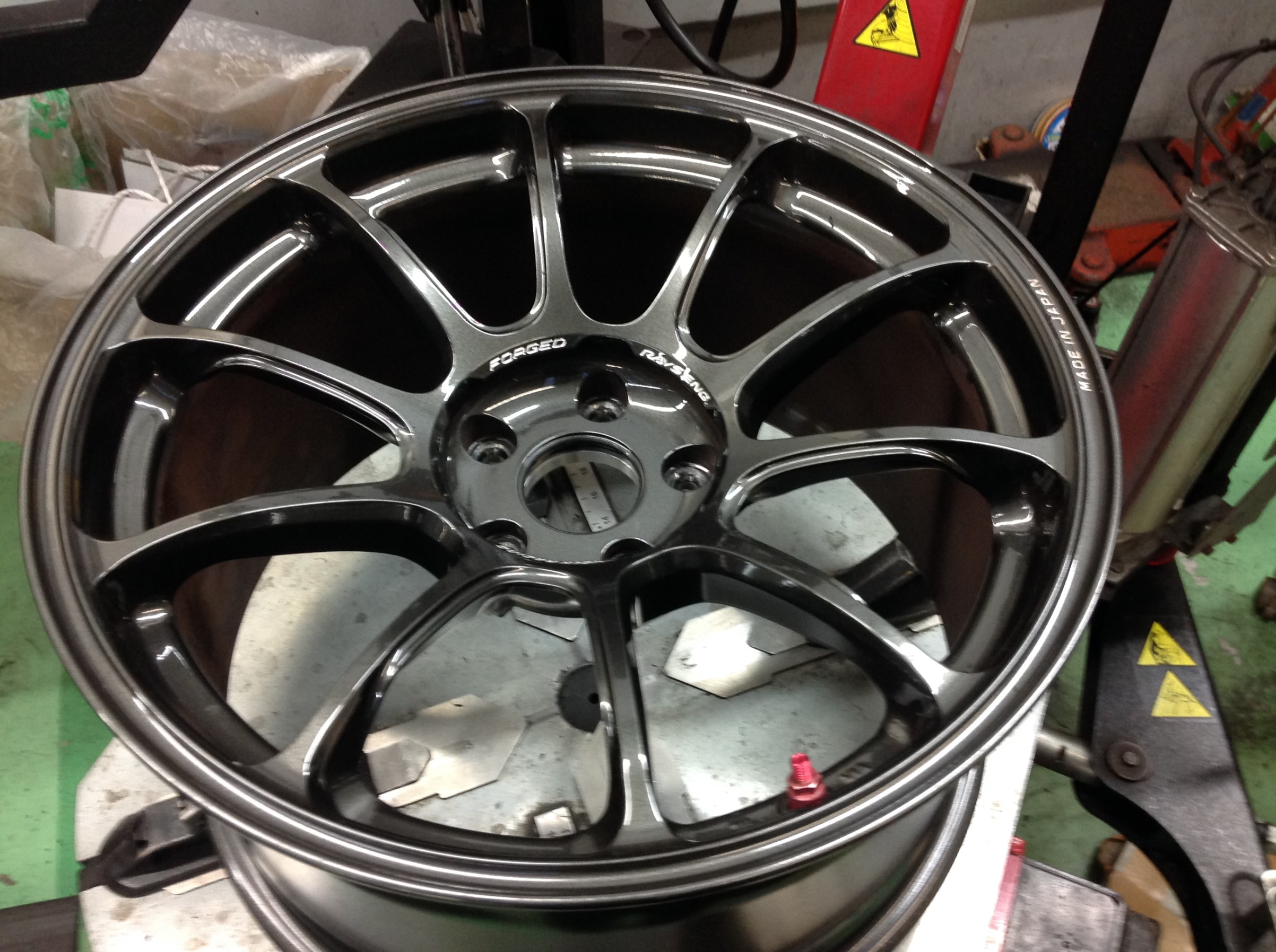 BNR34 スカイラインGT-R タイヤ交換作業 | 店舗おススメ情報