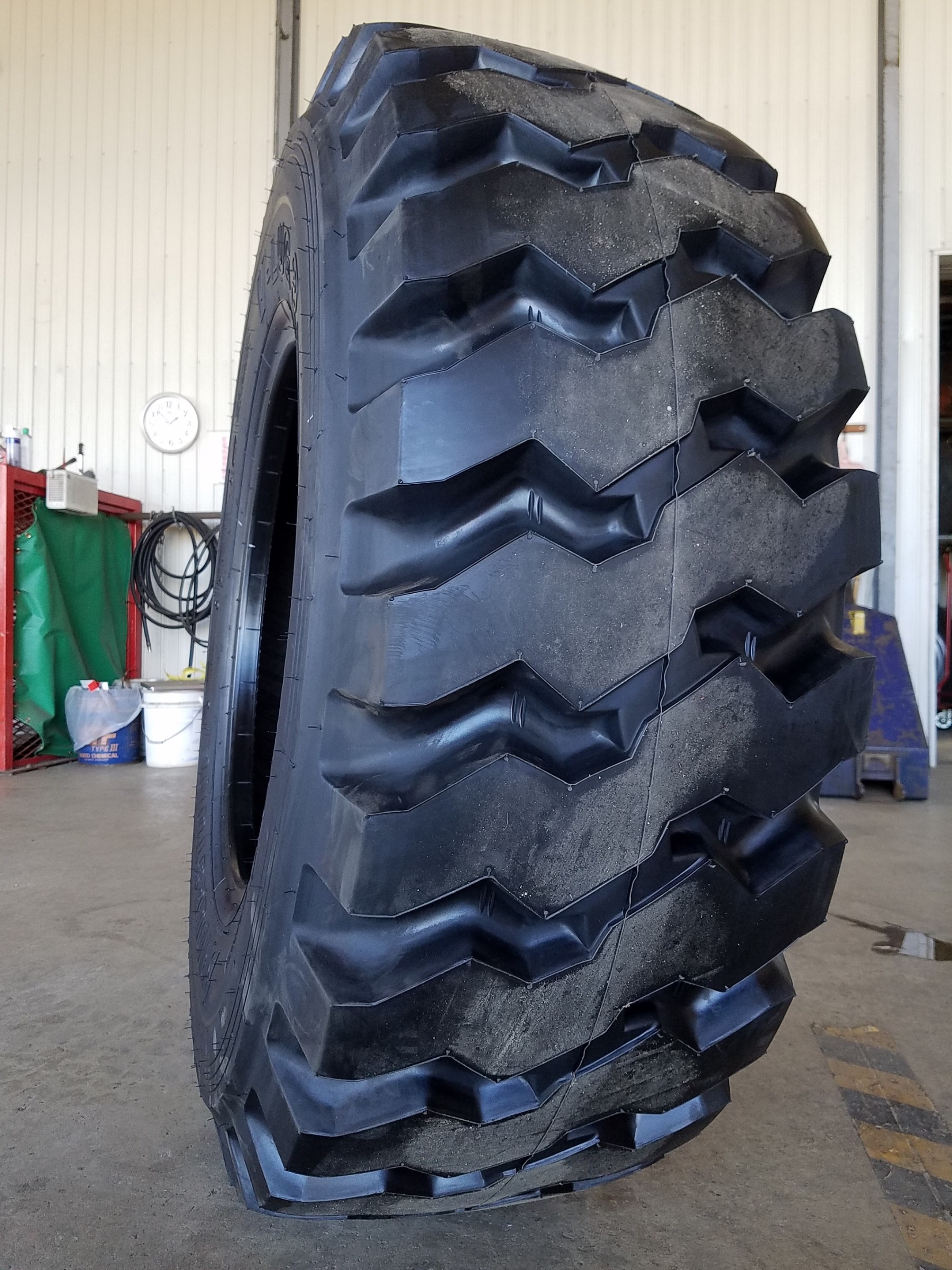 大型タイヤショベルのタイヤ交換 スタッフ日記 タイヤ館 小千谷 新潟県のタイヤ カー用品ショップ タイヤからはじまる トータルカーメンテナンス タイヤ館グループ