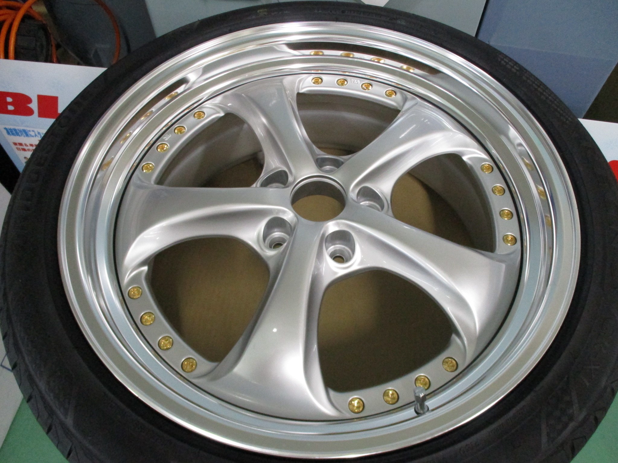 トヨタ・AXVH70 カムリ】タイヤ＆ホイール交換・アライメント調整作業