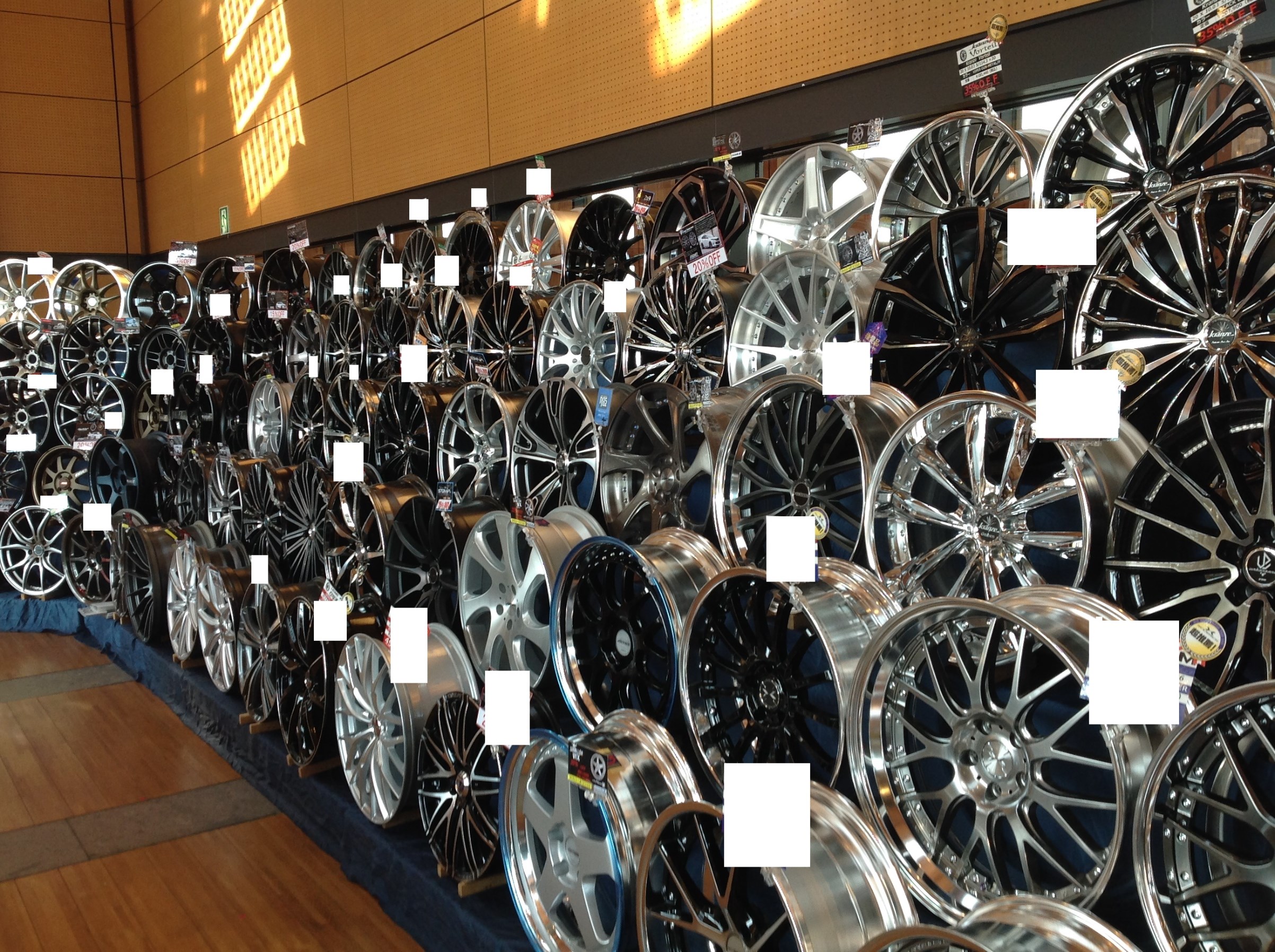 各メーカーのホイールを展示してまーす！！