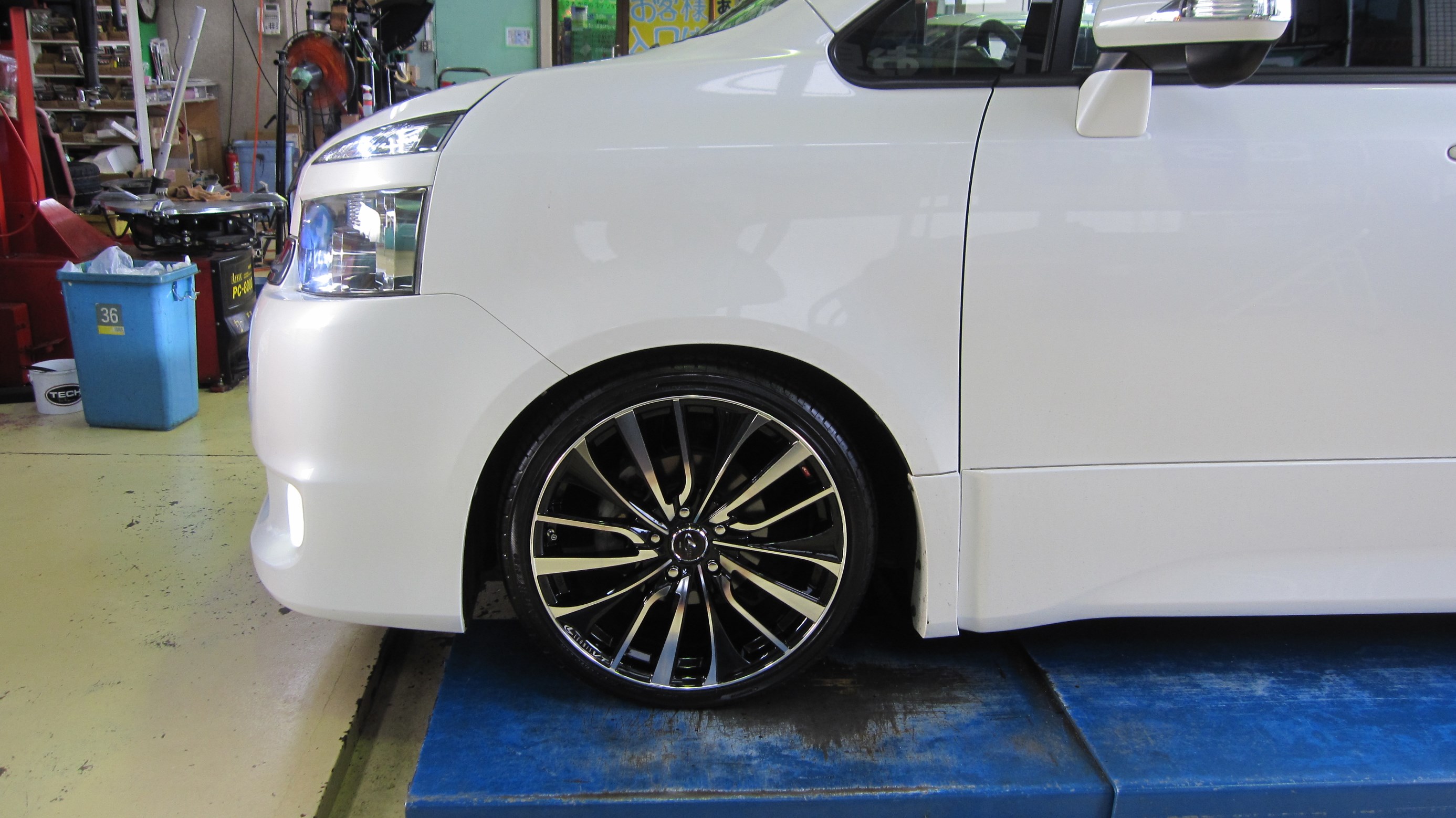 70ヴォクシー タイヤ ホイール＆車高調＆光物交換+ナビ交換 | トヨタ