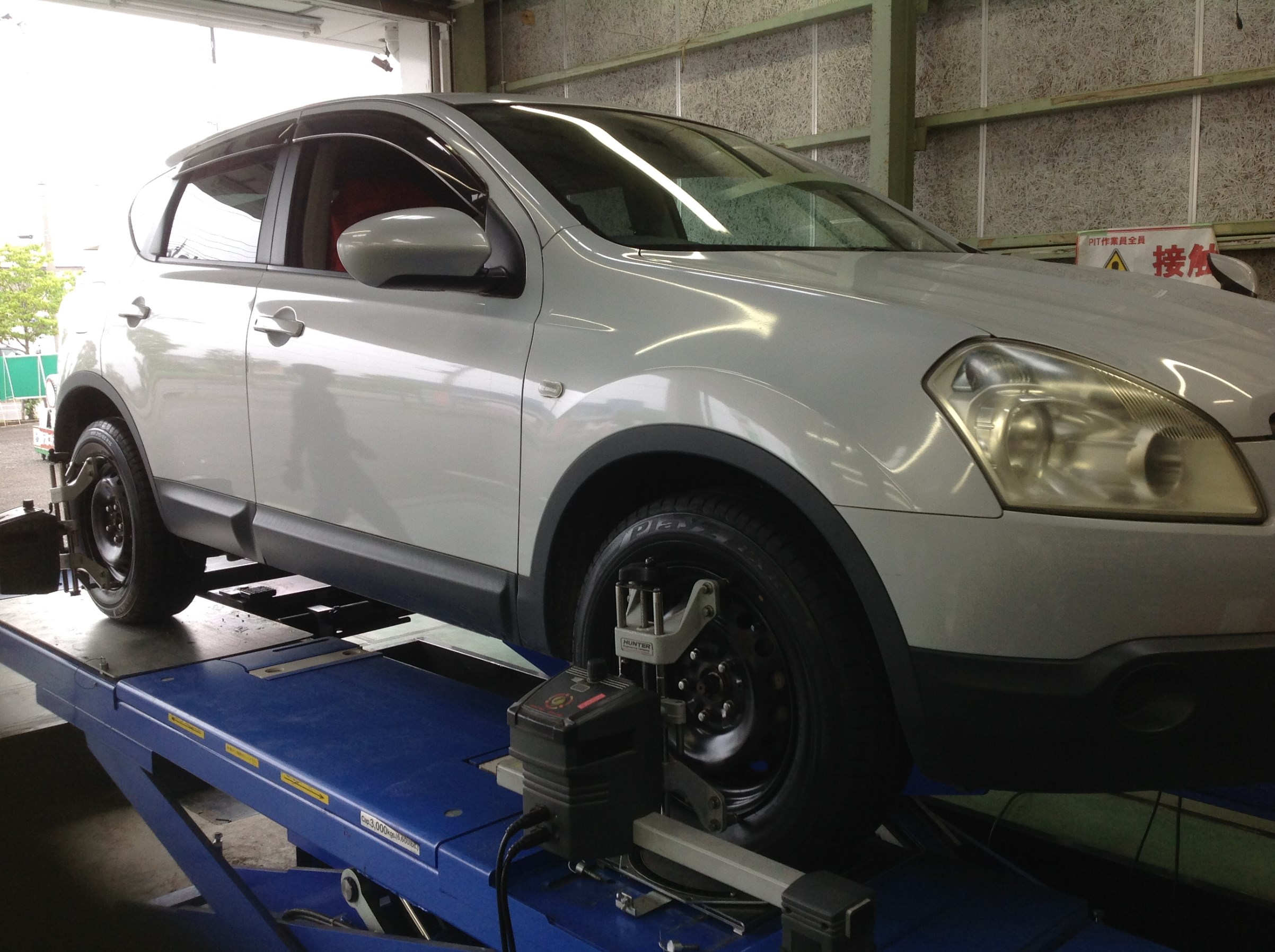 日産 デュアリスにタイヤ交換 アライメント作業です 日産 デュアリス タイヤ タイヤ ホイール関連 4輪トータルアライメント調整 総和店こだわり作業 タイヤ館 総和 茨城県のタイヤ カー用品ショップ タイヤからはじまる トータルカーメンテナンス タイヤ館