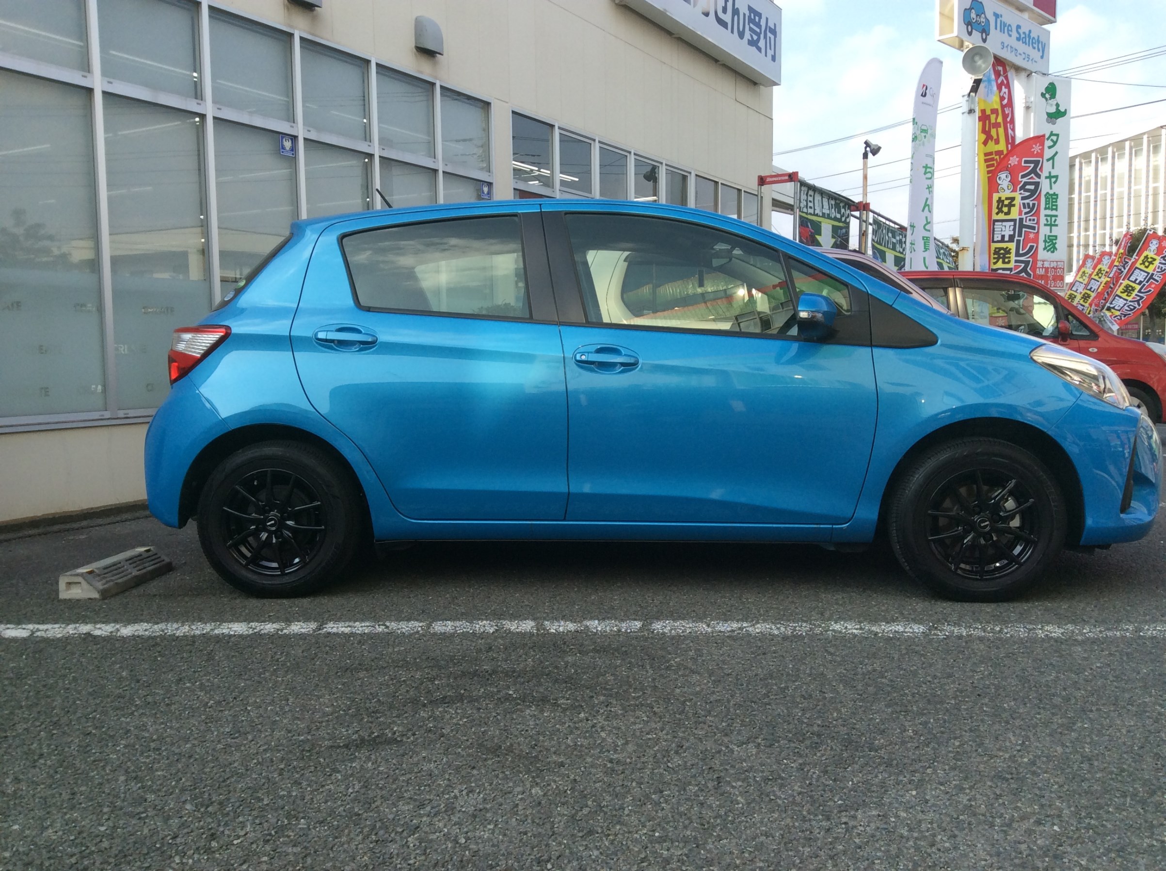 ヴィッツ ホイール交換しました トヨタ ヴィッツ ホイール タイヤ ホイール関連 タイヤ ホイール交換 サービス事例 タイヤ館 平塚 神奈川県のタイヤ カー用品ショップ タイヤからはじまる トータルカーメンテナンス タイヤ館グループ