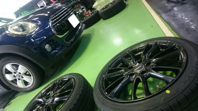 Bmw ミニ のタイヤ ホイール交換しました Bmw Mini ホイール タイヤ ホイール関連 タイヤ ホイール交換 技術サービス施工事例 タイヤ館 福岡東 タイヤからはじまる トータルカーメンテナンス タイヤ館グループ