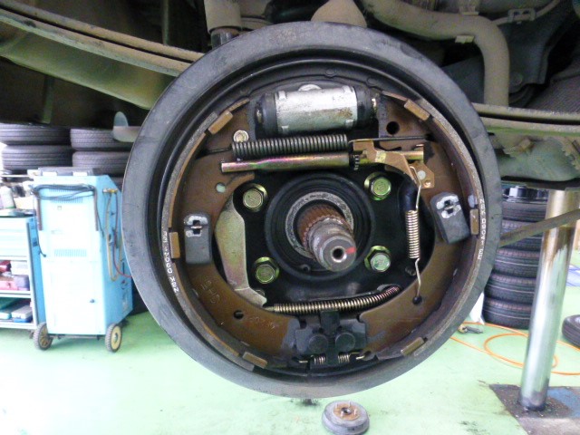ホンダ ｈｍ２ バモス ブレーキオイル漏れ修理です サービス事例 タイヤ館 阿見 茨城県のタイヤ カー用品ショップ タイヤからはじまる トータルカーメンテナンス タイヤ館グループ