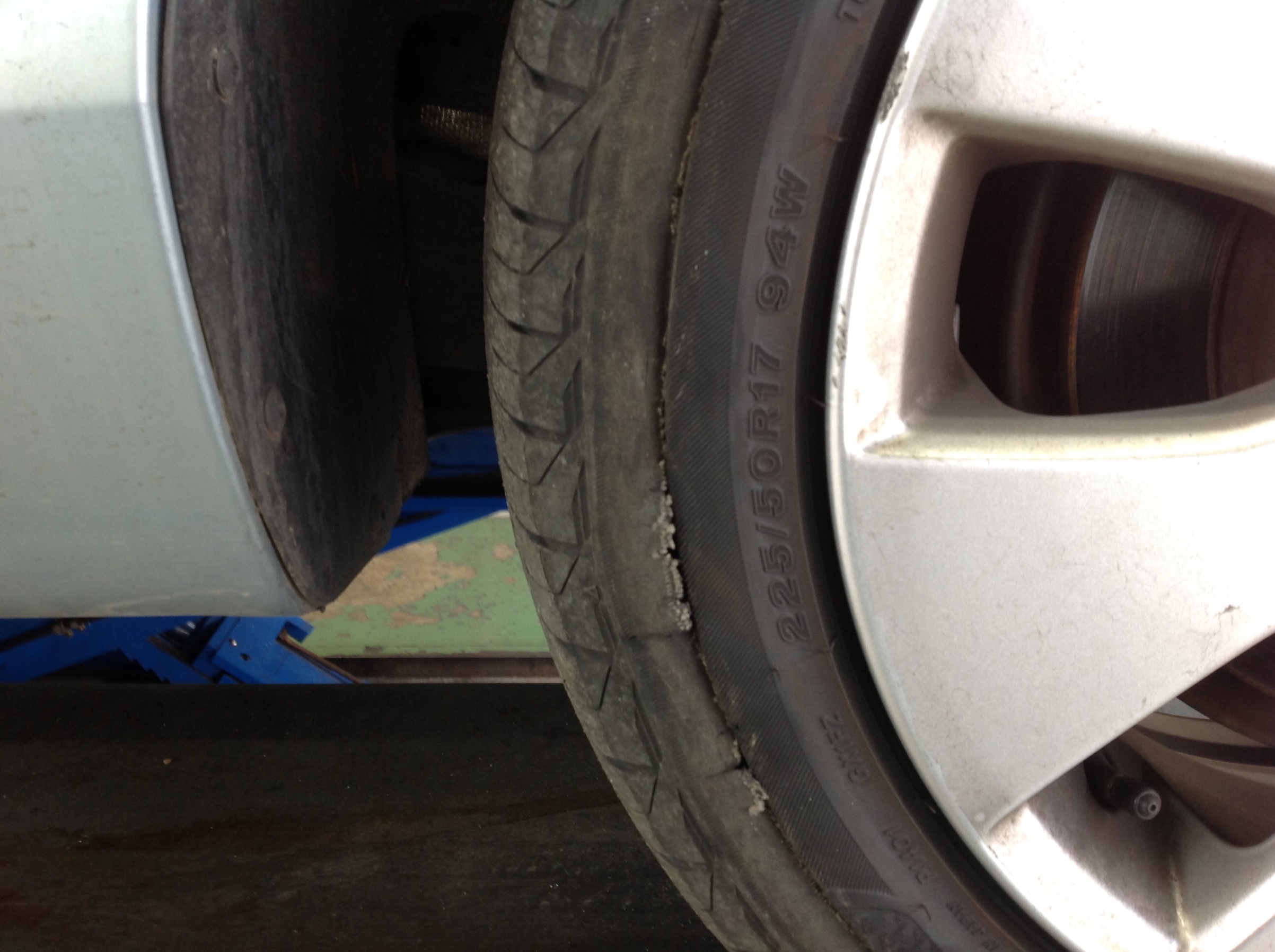 パンクというよりバースト タイヤ タイヤ ホイール関連 4輪トータルアライメント調整 サービス事例 タイヤ館 野田 千葉県のタイヤ カー用品ショップ タイヤからはじまる トータルカーメンテナンス タイヤ館グループ