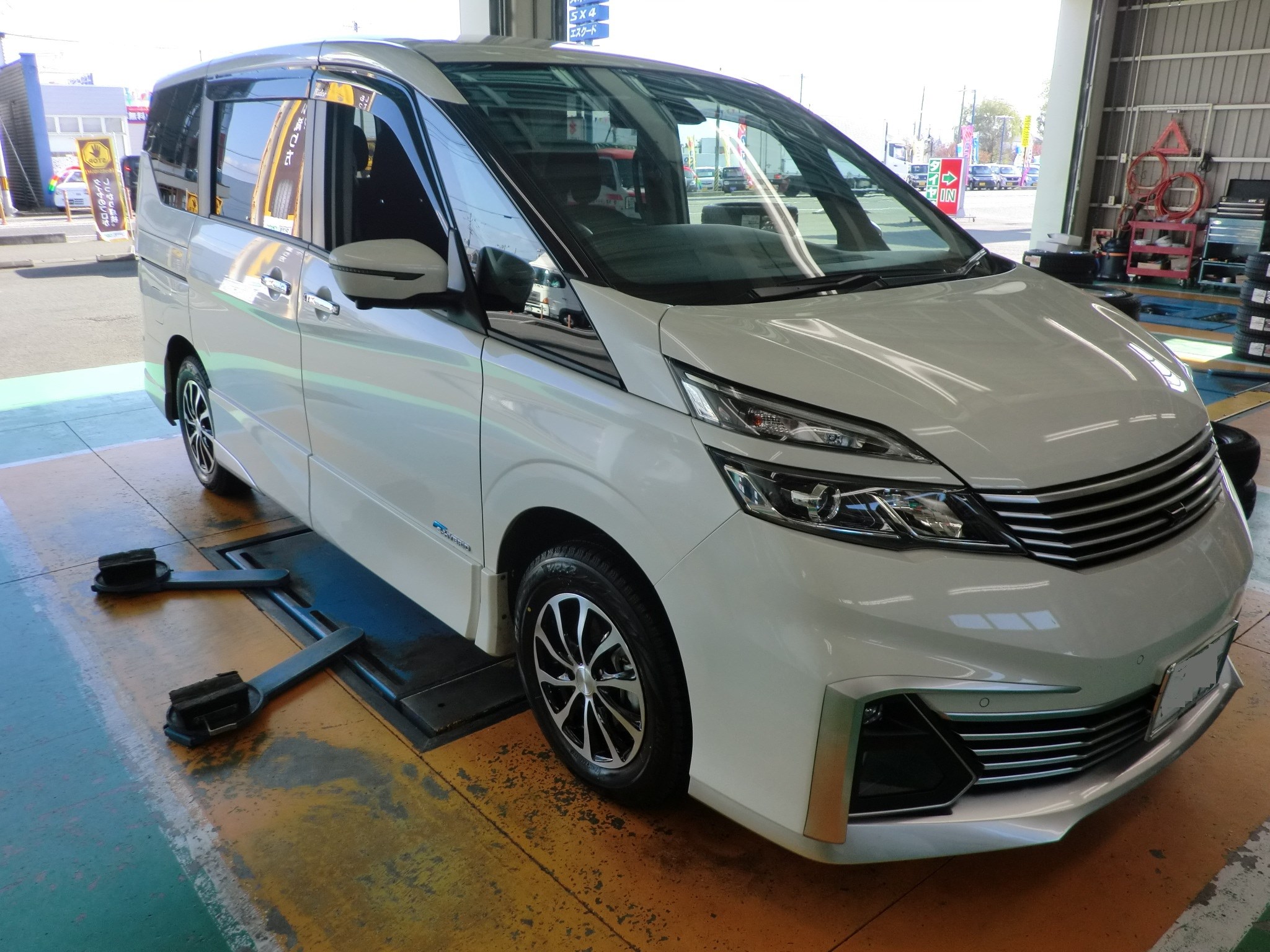 セレナ】スタッドレスタイヤ＆アルミホイール交換！ | 店舗おススメ  