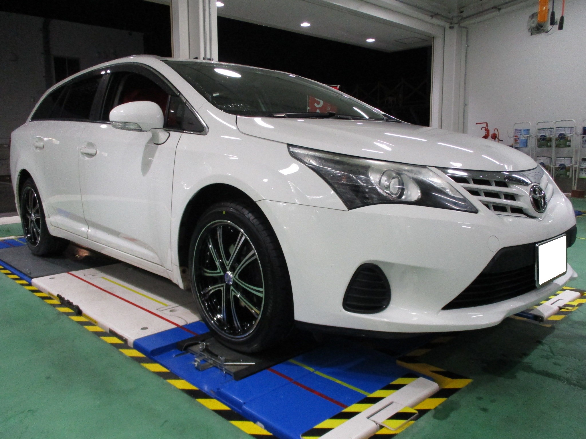 トヨタ 272w Xi アベンシスワゴン タイヤ ホイール交換 アライメント調整作業のご紹介です トヨタ アベンシスワゴン タイヤ タイヤ ホイール関連 4輪トータルアライメント調整 サービス事例 タイヤ館 豊橋向山 タイヤからはじまる トータルカー