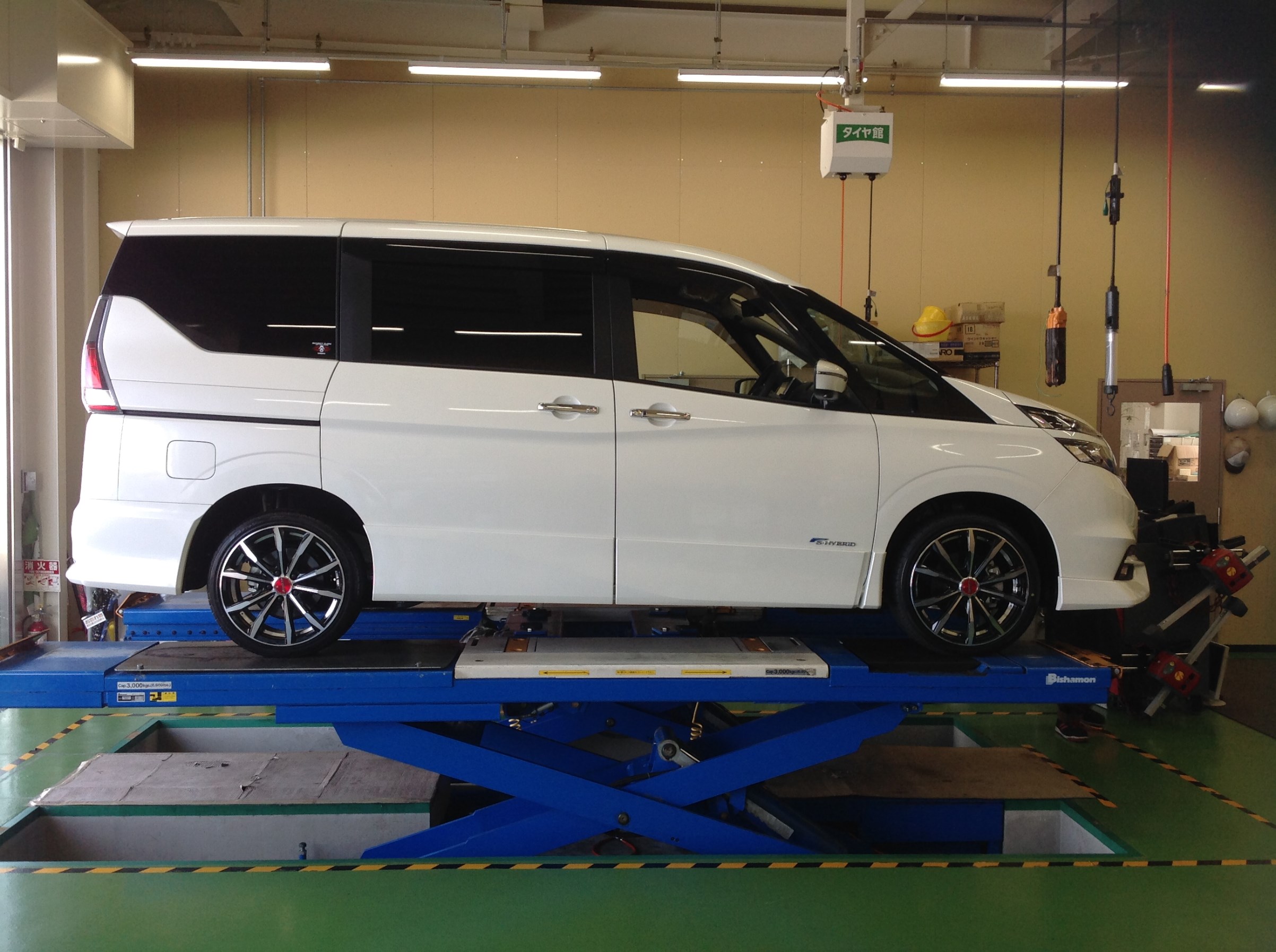 Serena C27 タイヤ アルミホイールset 日産 セレナ タイヤ タイヤ ホイール関連 タイヤ ホイール交換 サービス事例 タイヤ館 大垣 岐阜県のタイヤ カー用品ショップ タイヤからはじまる トータルカーメンテナンス タイヤ館グループ