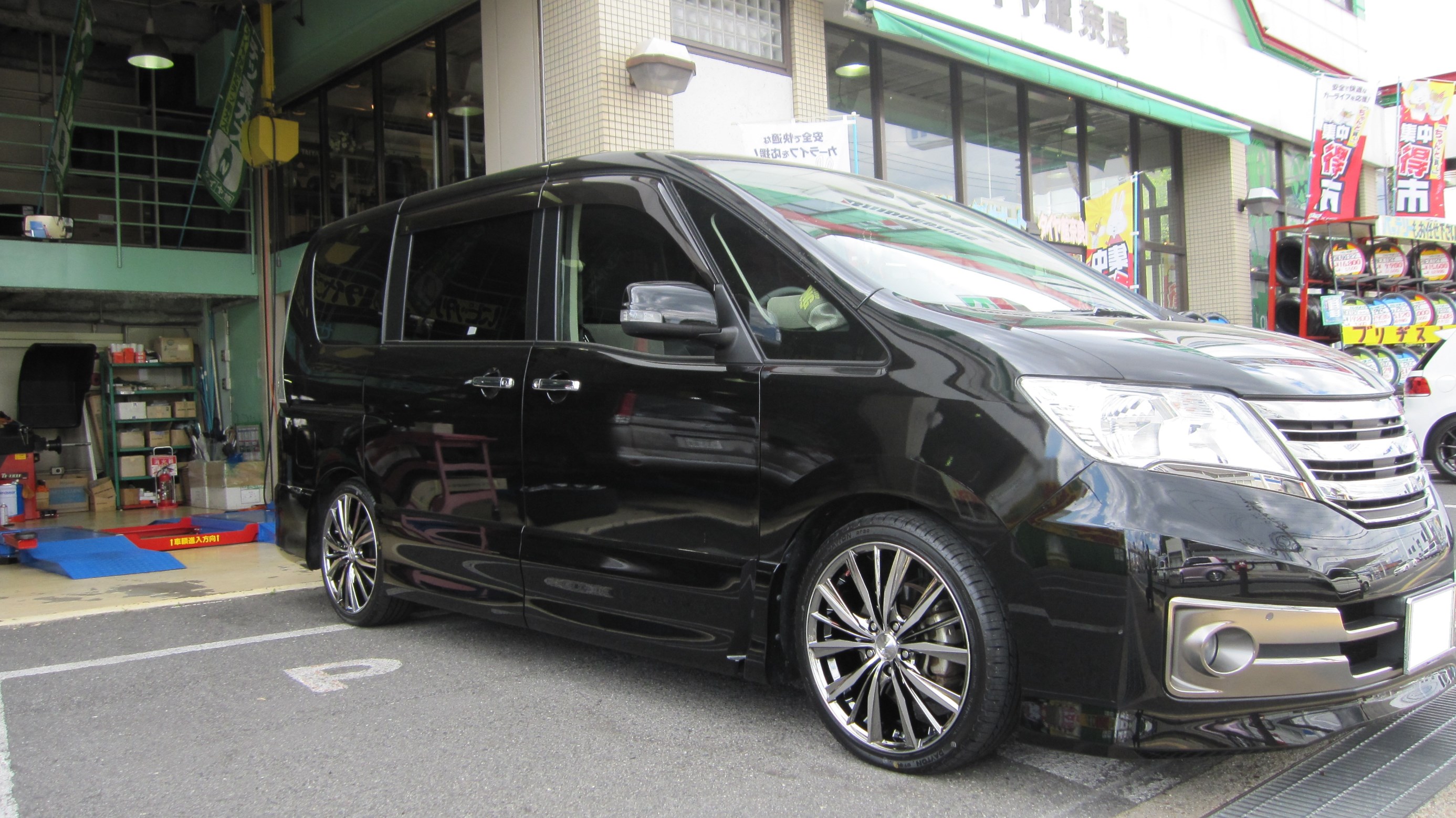 C26セレナライダーに車高調取付け ホイール交換です 日産 セレナ ホイール パーツ取付 足回り関係取付 サービス事例 タイヤ館 奈良 奈良県のタイヤ カー用品ショップ タイヤからはじまる トータルカーメンテナンス タイヤ館グループ