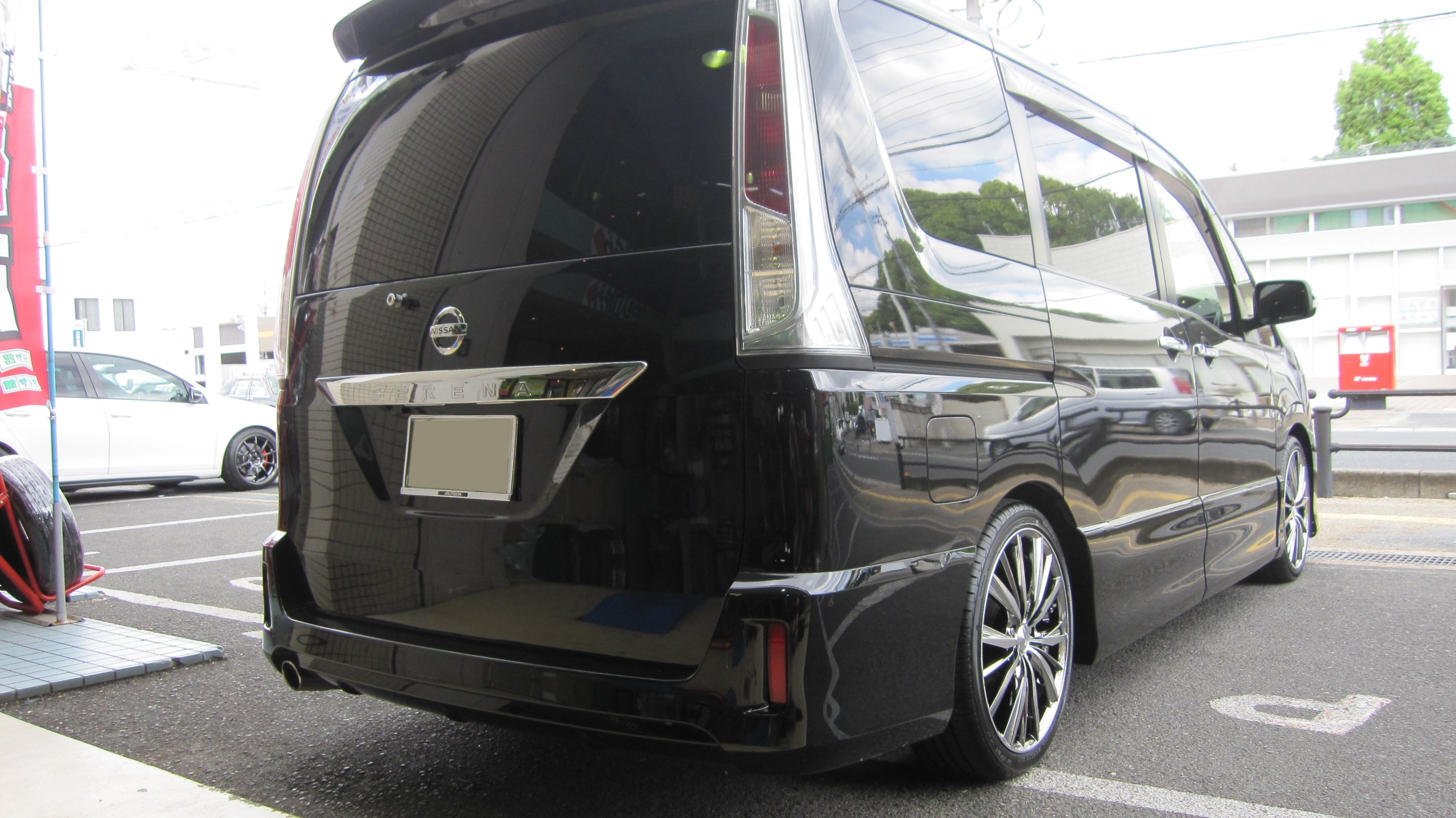 C26セレナライダーに車高調取付け ホイール交換です 日産 セレナ ホイール パーツ取付 足回り関係取付 サービス事例 タイヤ館 奈良 奈良県のタイヤ カー用品ショップ タイヤからはじまる トータルカーメンテナンス タイヤ館グループ