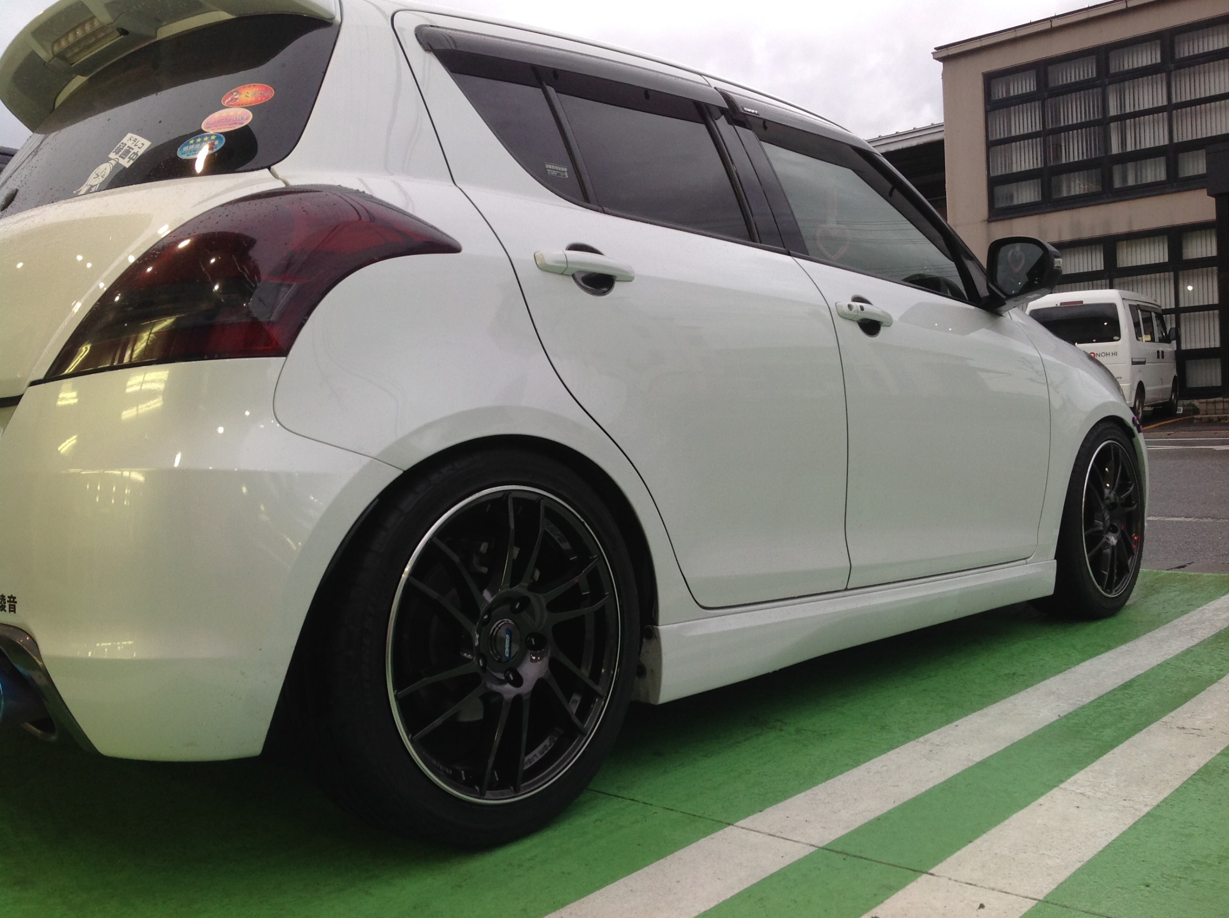 スイフトスポーツ ホイールドレスアップ スズキ スイフトスポーツ ホイール タイヤ ホイール関連 タイヤ ホイール交換 サービス事例 タイヤ館 彦根 京都府 滋賀県のタイヤからはじまる トータルカーメンテナンス タイヤ館グループ