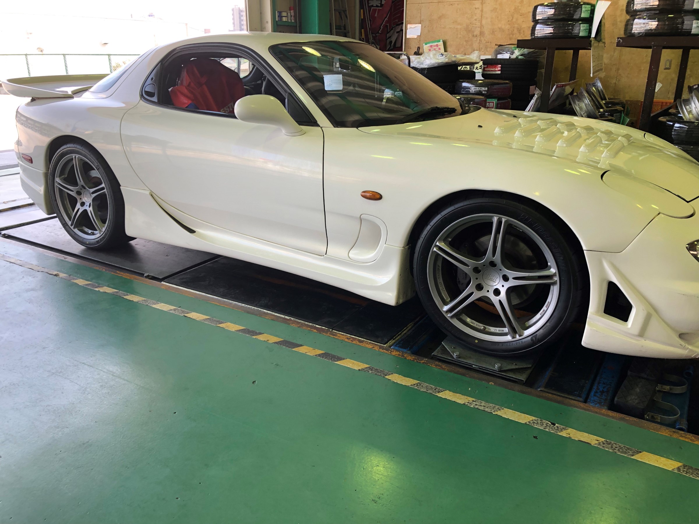 Rx 7 Fd タイヤ交換 4輪アライメント マツダ Rx 7 タイヤ タイヤ ホイール関連 タイヤ ホイール交換 サービス事例 タイヤ館 前後 愛知県 三重県のタイヤ カー用品ショップ タイヤからはじまる トータルカーメンテナンス タイヤ館グループ