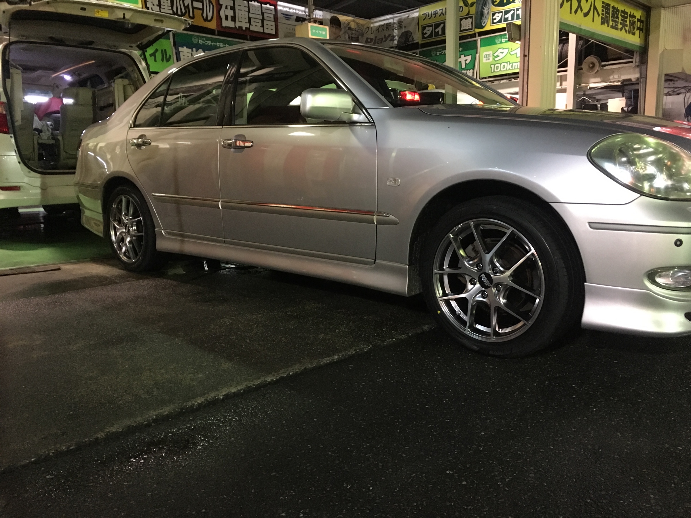 トヨタ ブレビス アルミホイール取り付け 取り付け 施工事例集 タイヤ館 福岡西 タイヤからはじまる トータルカーメンテナンス タイヤ館グループ